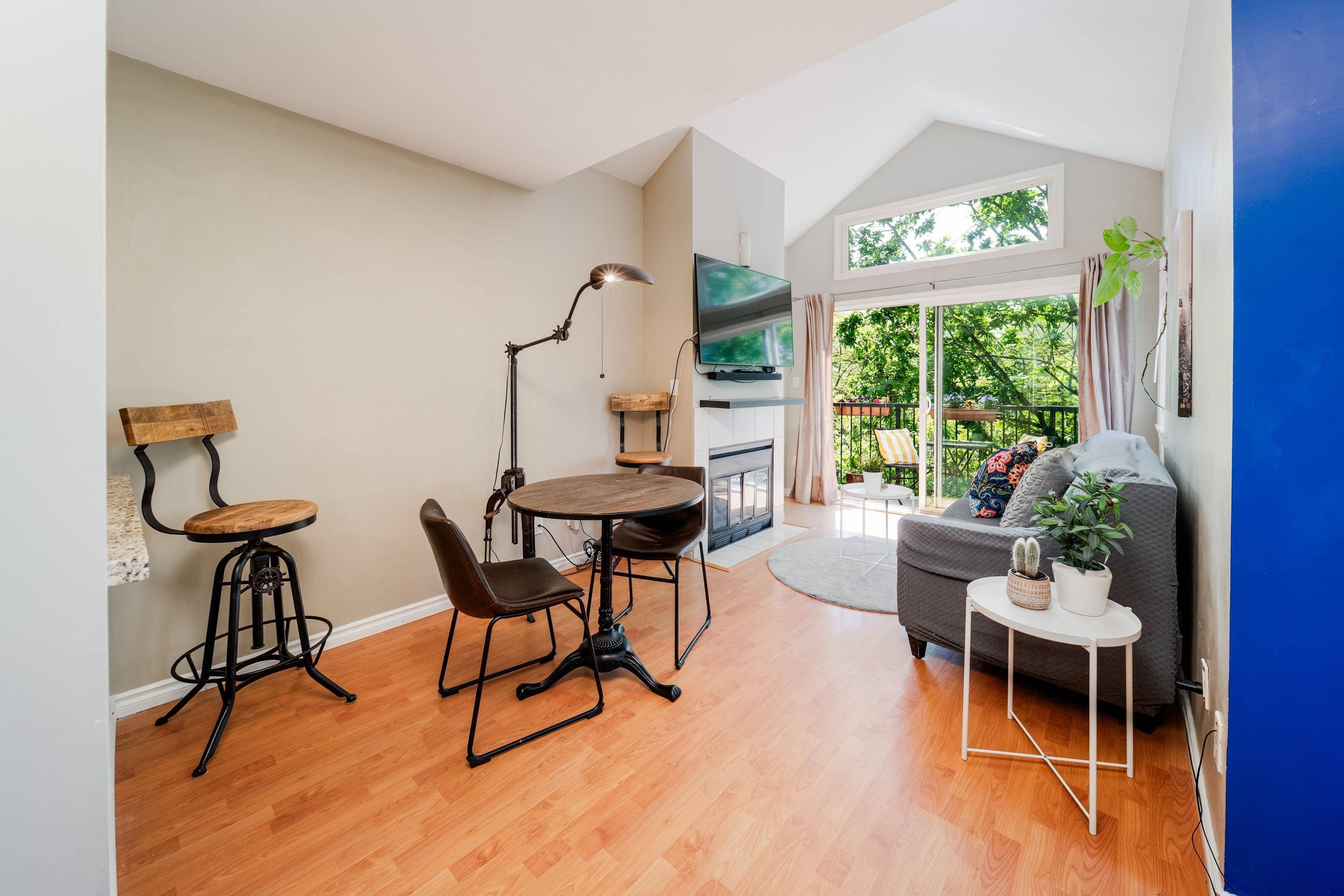 Vancouver, BC V5Z 1S5,633 W 16th AVE #303