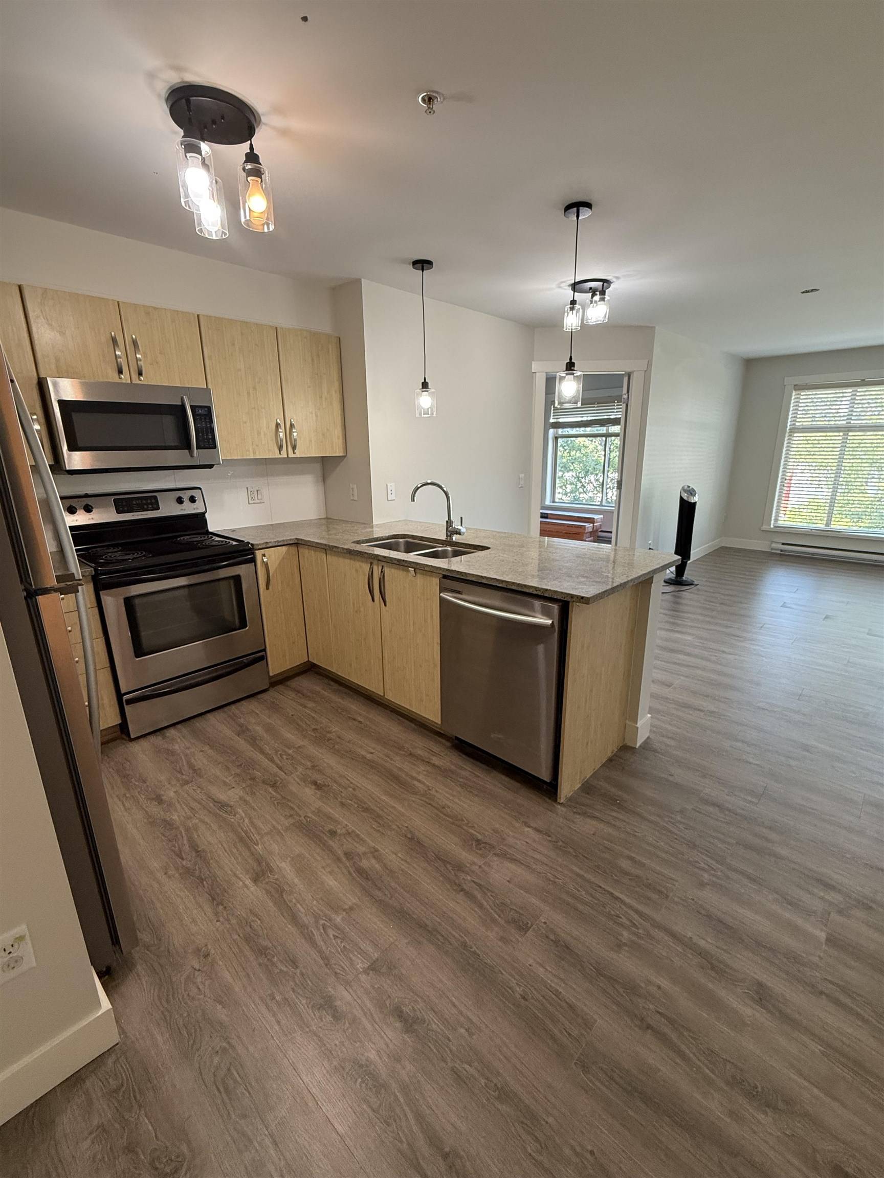 Surrey, BC V3T 0B5,13555 Gateway DR #216
