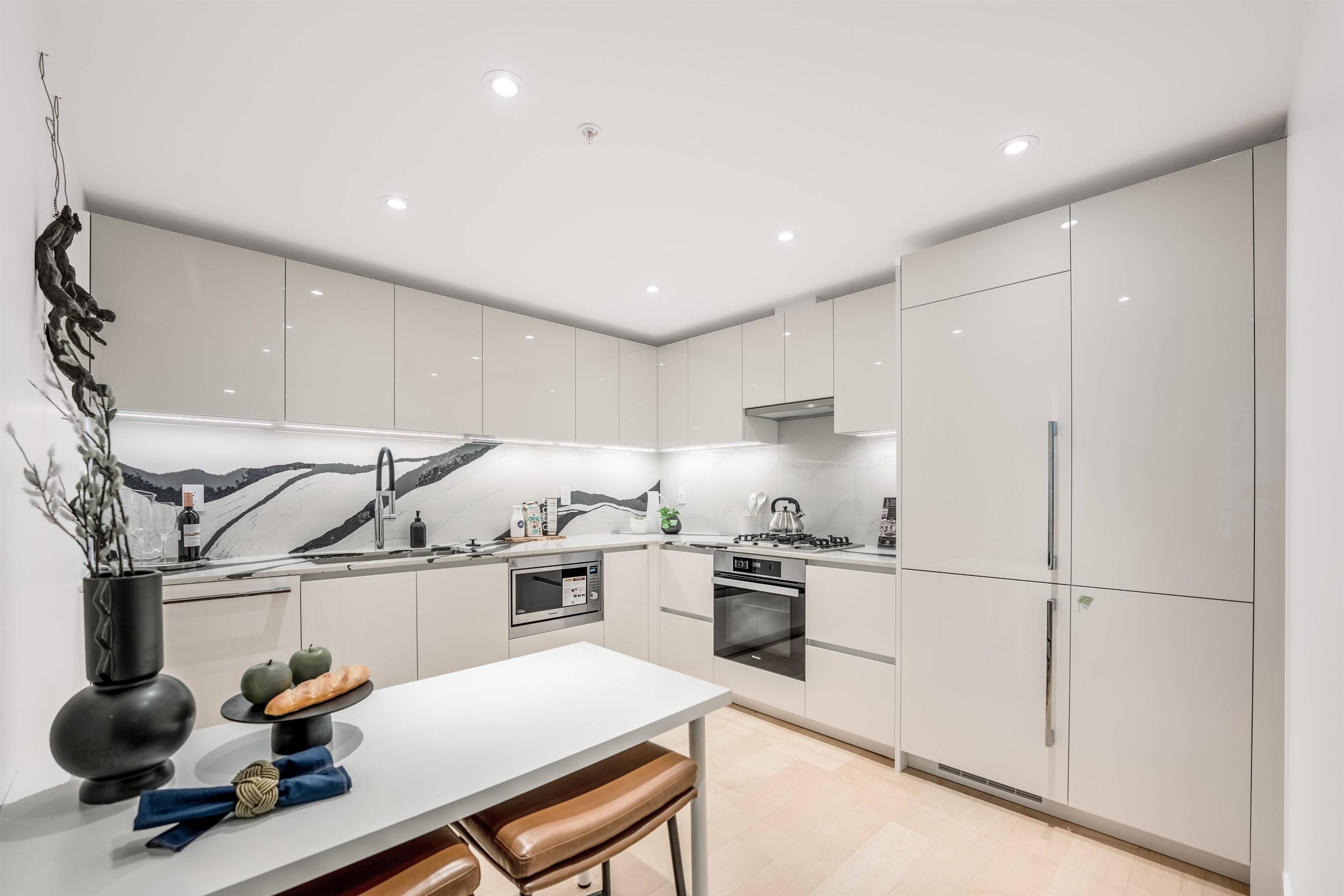 North Vancouver, BC V7L 0J8,135 E 13th ST #515