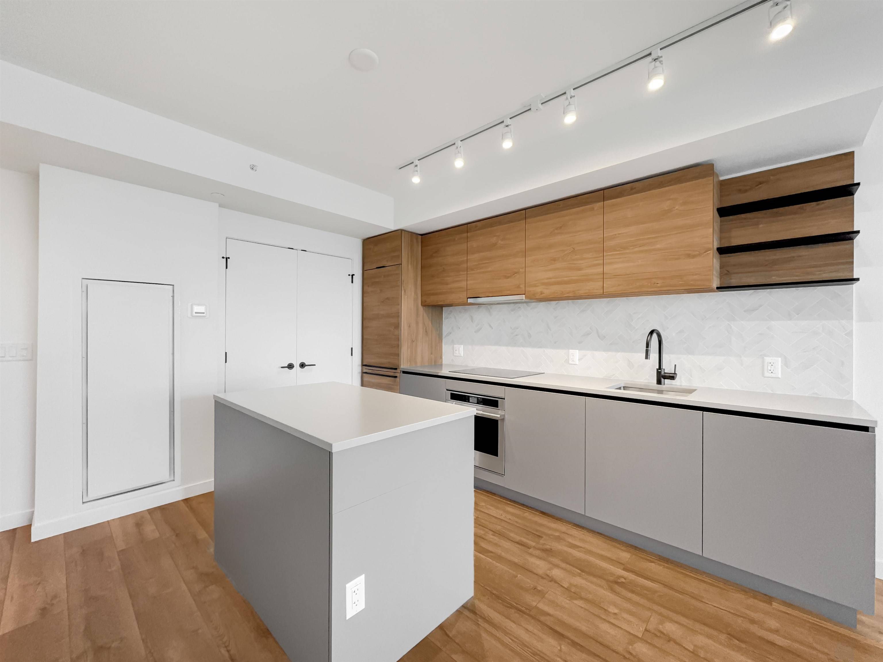 Surrey, BC V3T 0S7,10448 University DR #3001