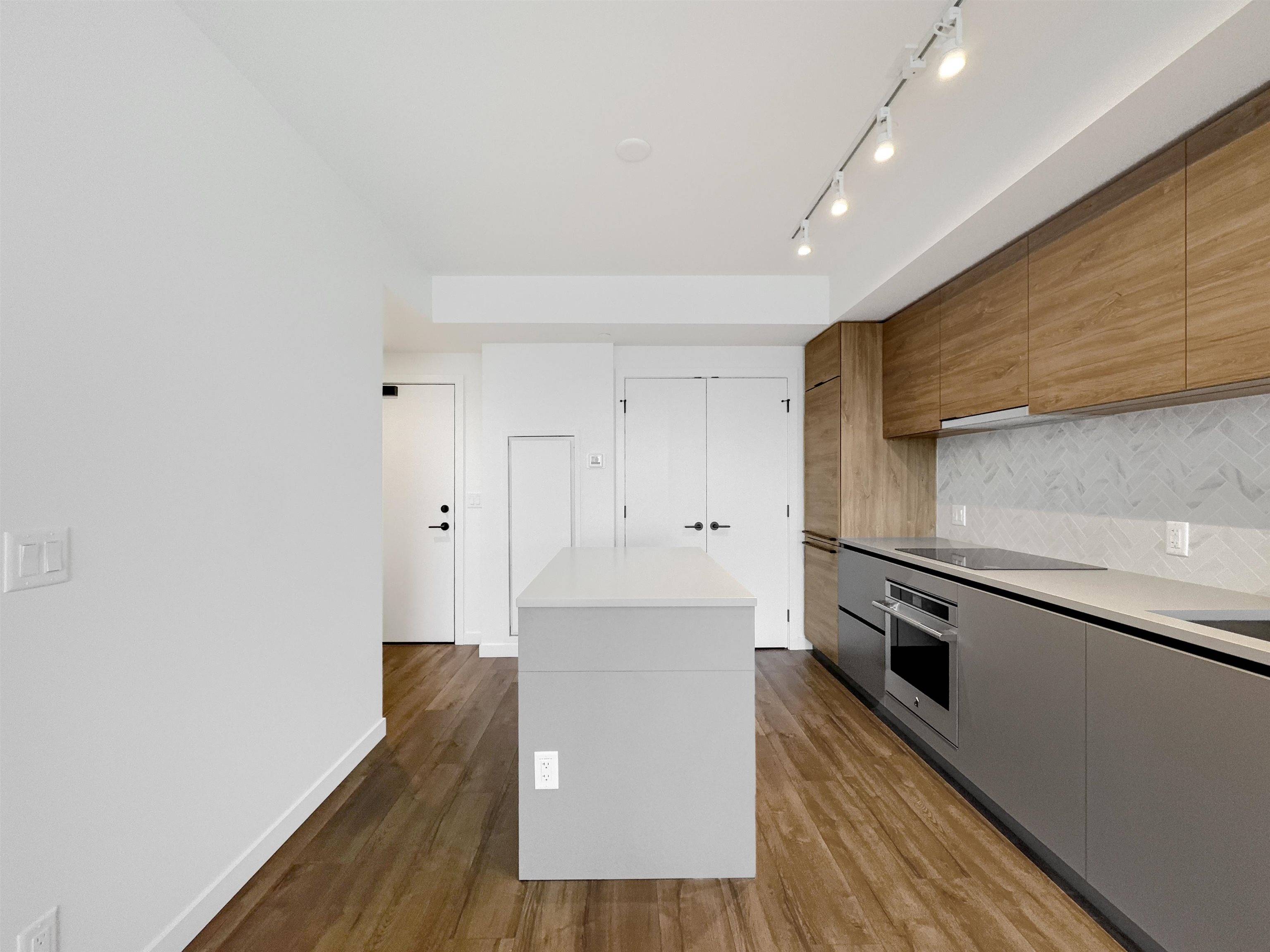 Surrey, BC V3T 0S7,10448 University DR #3001