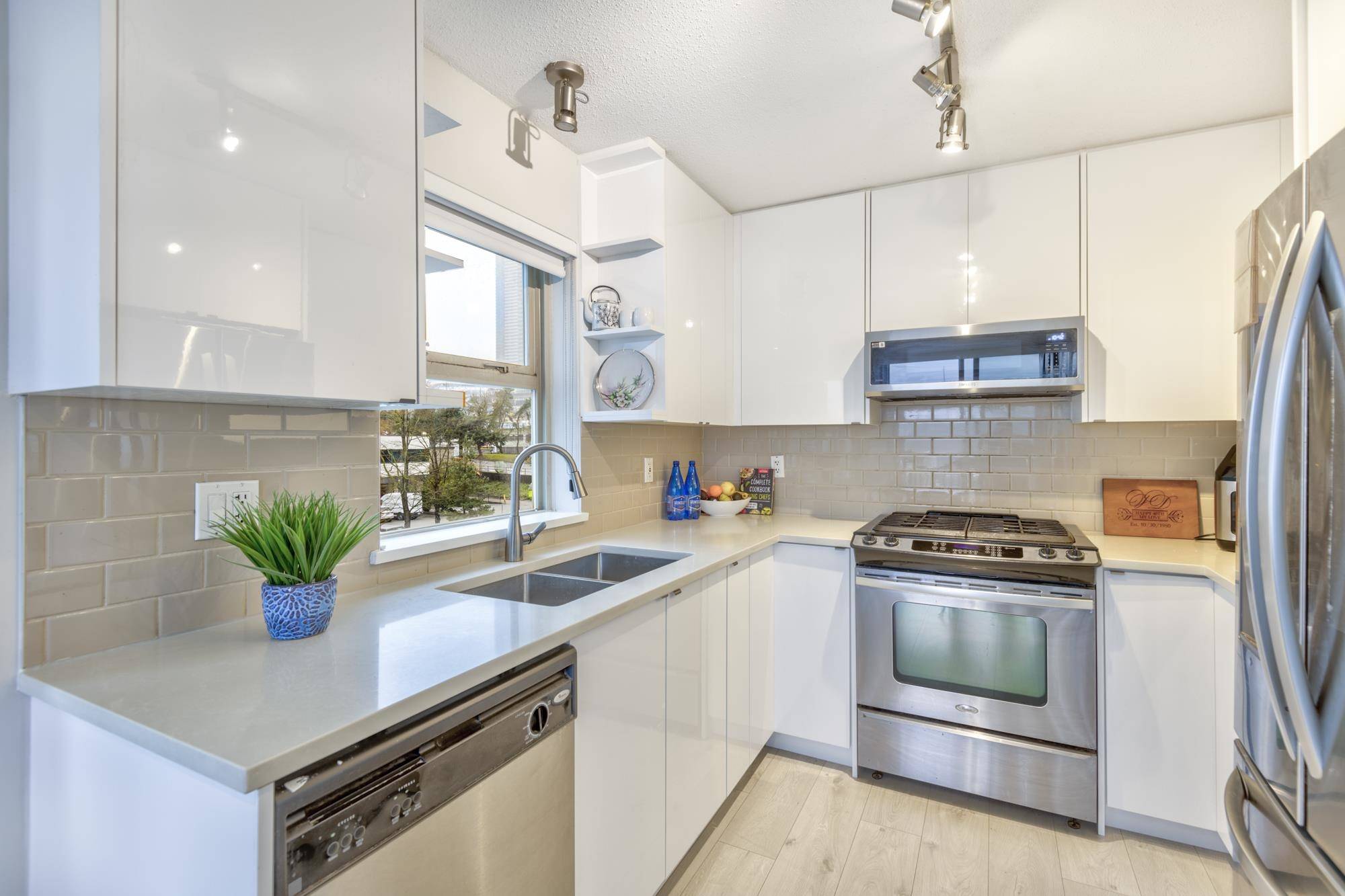Burnaby, BC V5C 0A9,4728 Dawson ST #305