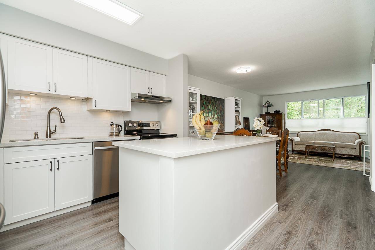 White Rock, BC V4B 2M9,15991 Thrift AVE #212