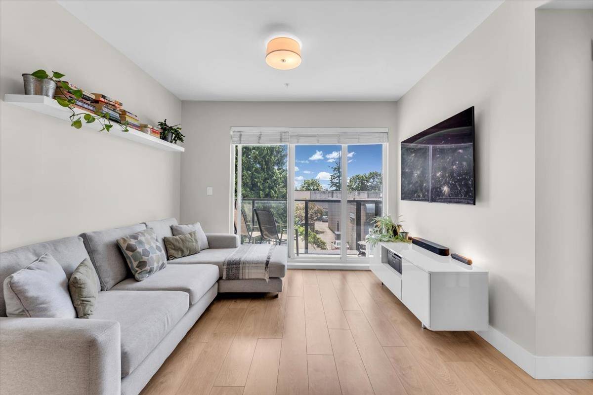 North Vancouver, BC V7J 0C9,1496 Charlotte RD #211