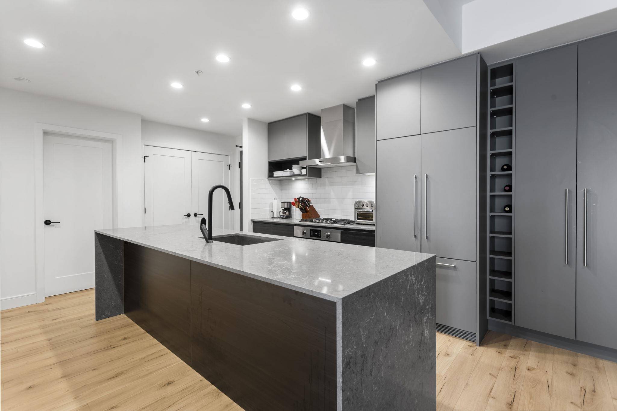 Port Moody, BC V3H 0M9,55 Klahanie DR #331