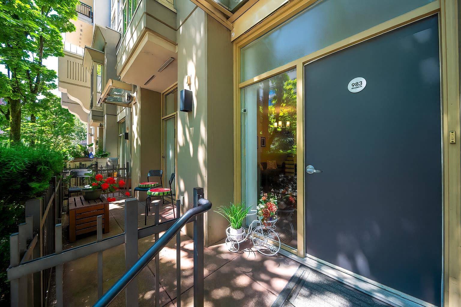 Vancouver, BC V6B 3B6,983 Richards ST