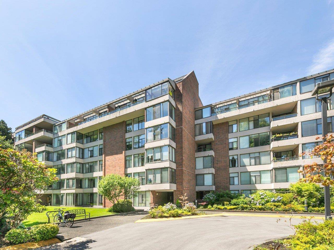 Vancouver, BC V6L 3B7,4101 Yew ST #114