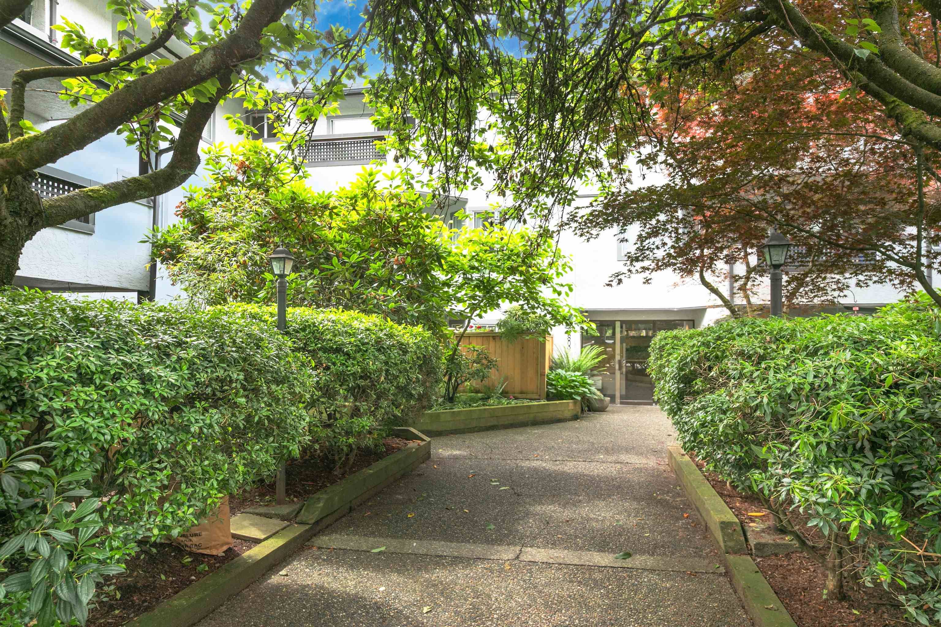 North Vancouver, BC V7P 1R2,809 W 16th ST #301