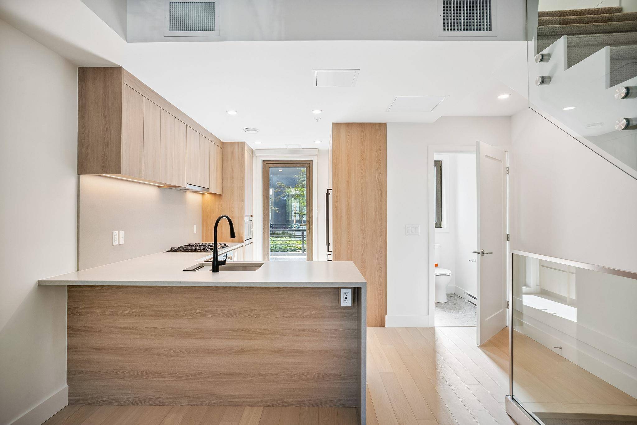 Vancouver, BC V6M 2W4,6268 Oak ST