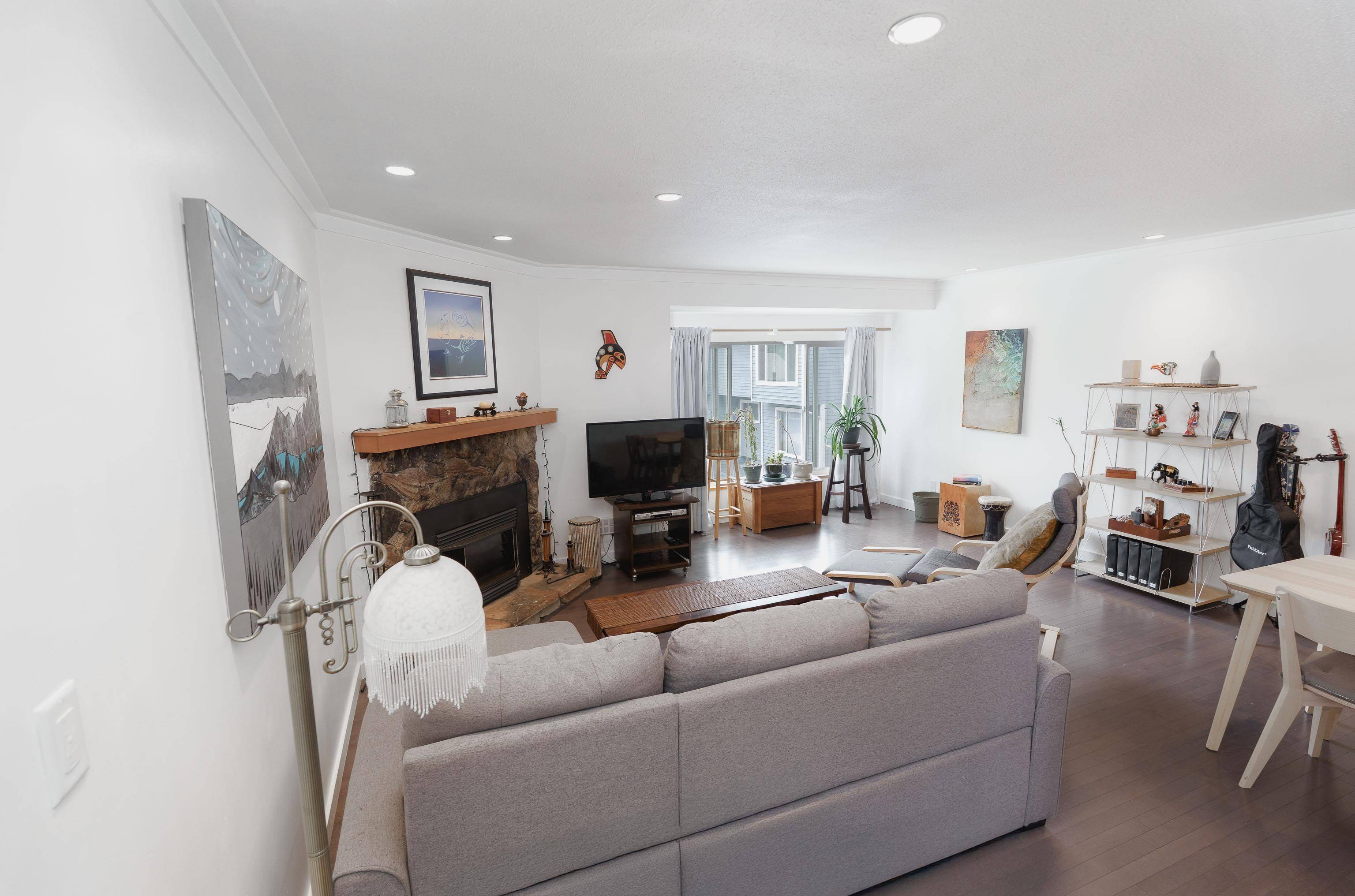 Gibsons, BC V0N 1V7,822 Gibsons WAY #4