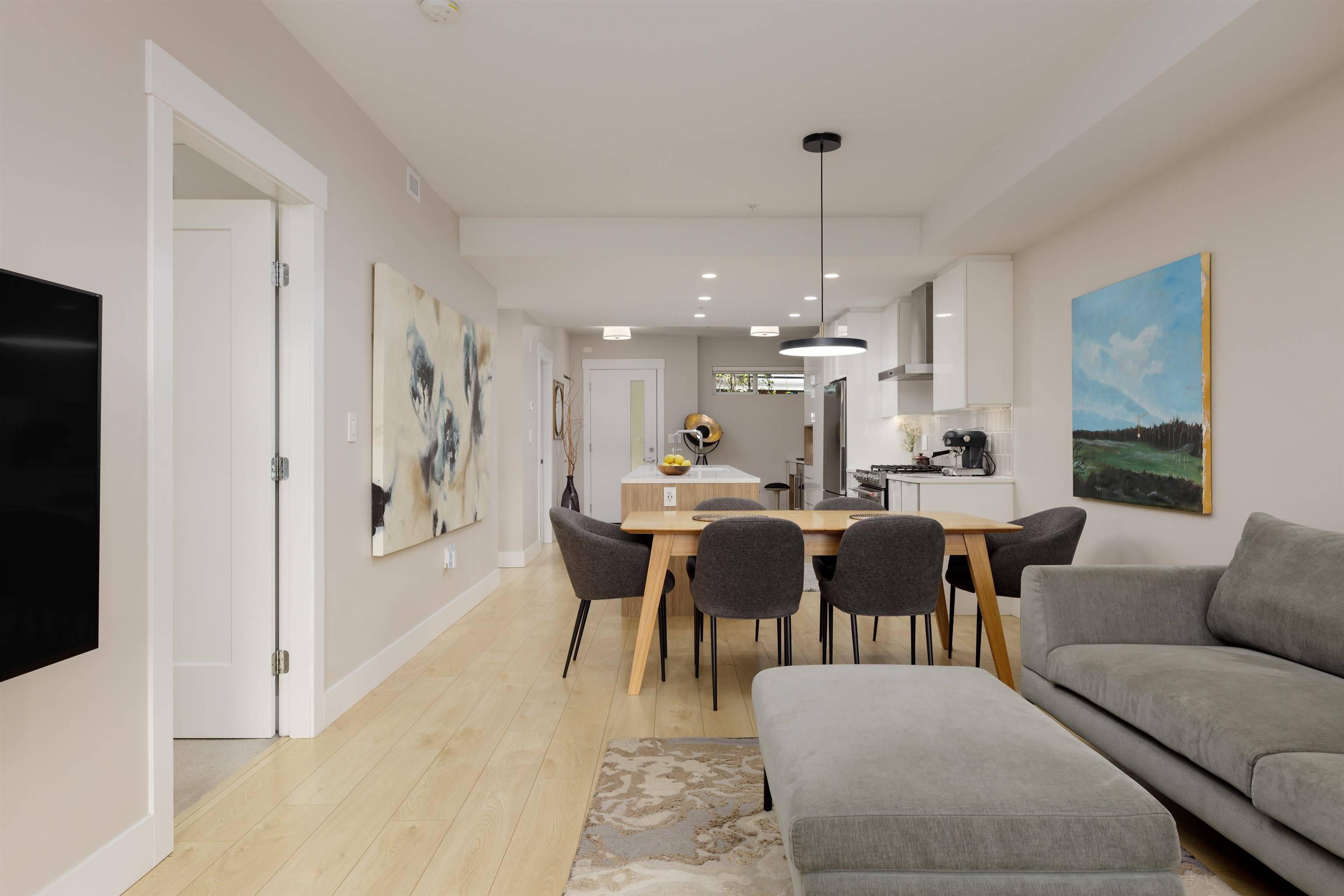 North Vancouver, BC V7J 0C9,1496 Charlotte RD #202