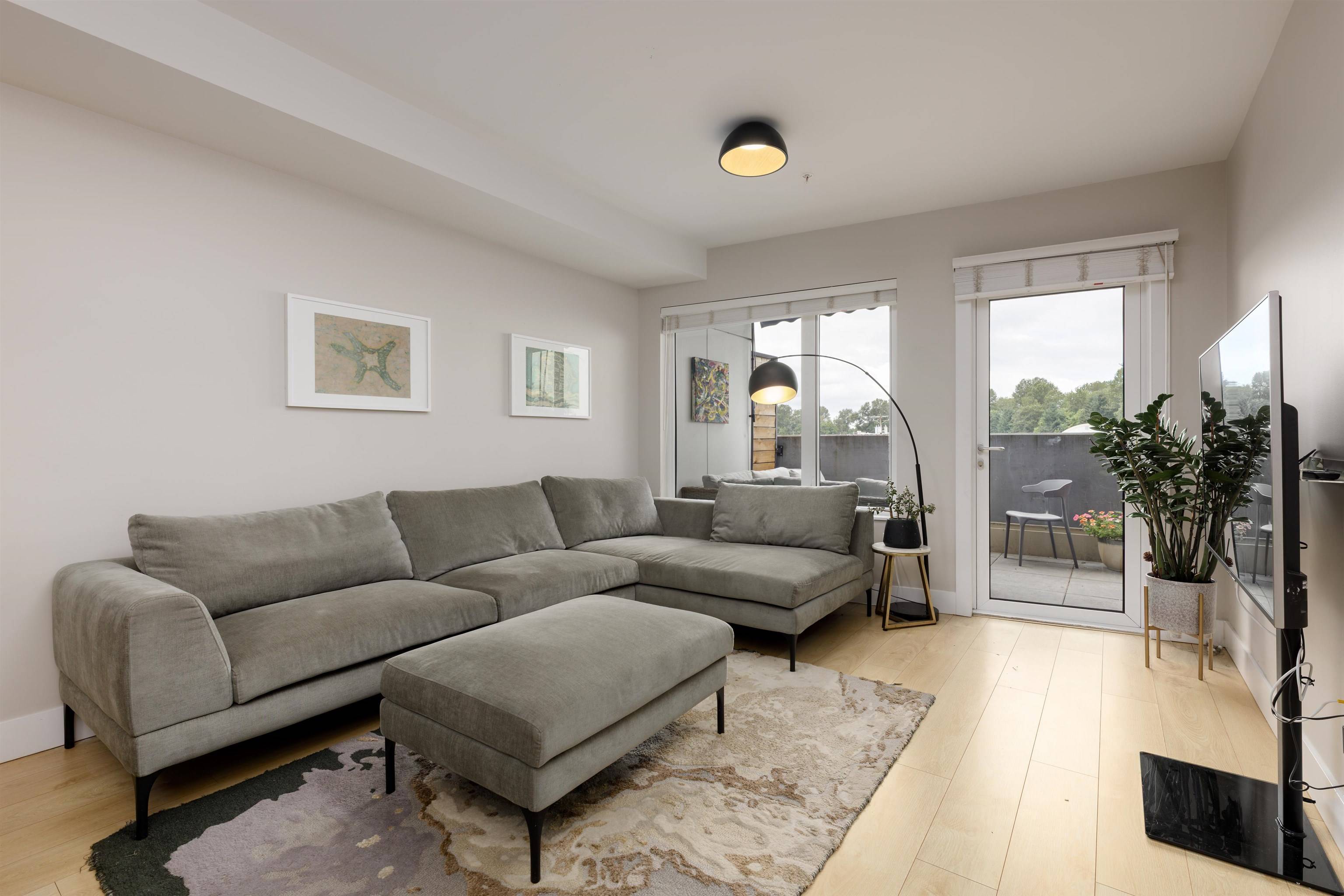 North Vancouver, BC V7J 0C9,1496 Charlotte RD #202