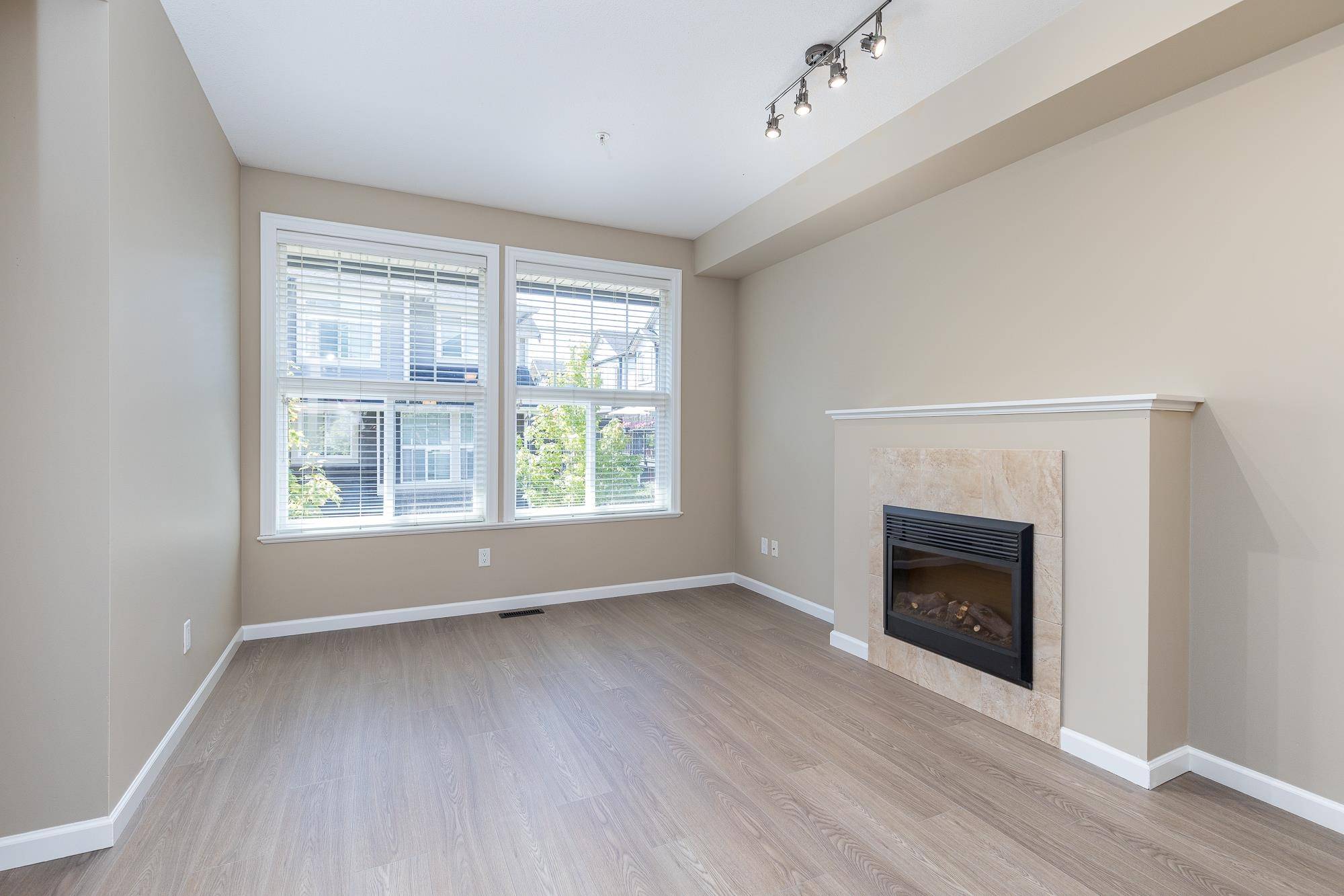 Langley, BC V2Y 0H1,20831 70 AVE #28