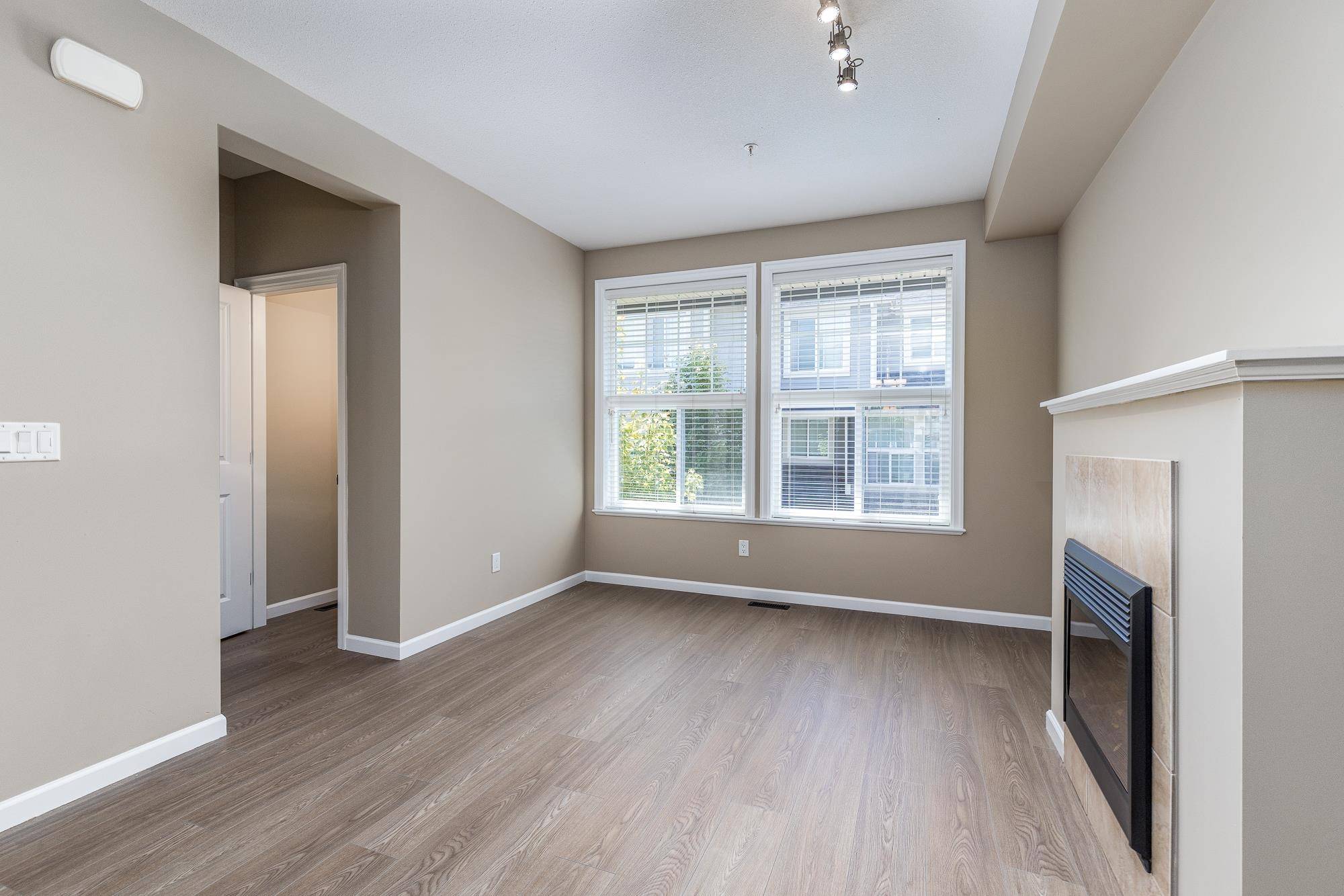 Langley, BC V2Y 0H1,20831 70 AVE #28