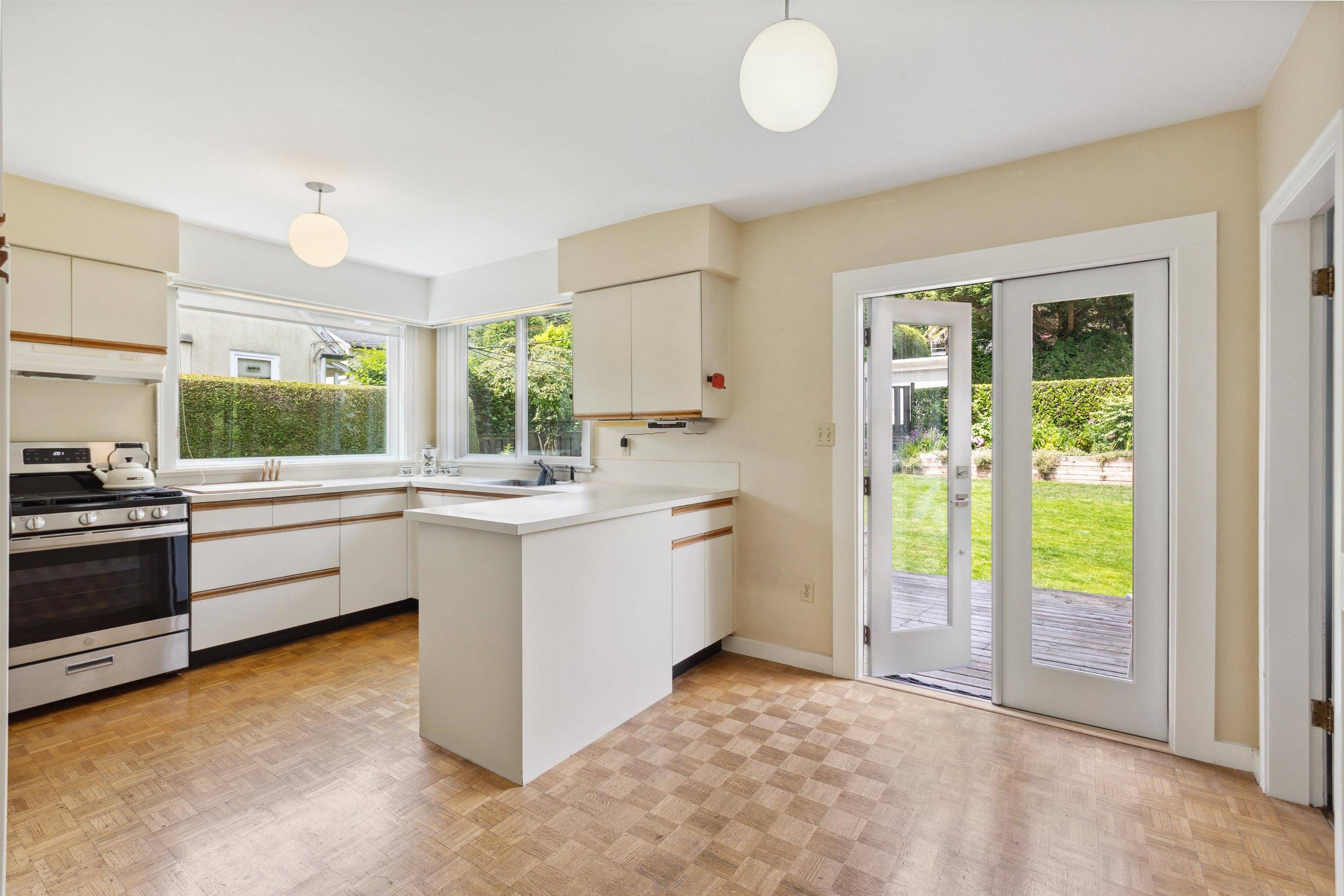 West Vancouver, BC V7T 2E3,1053 Lawson AVE