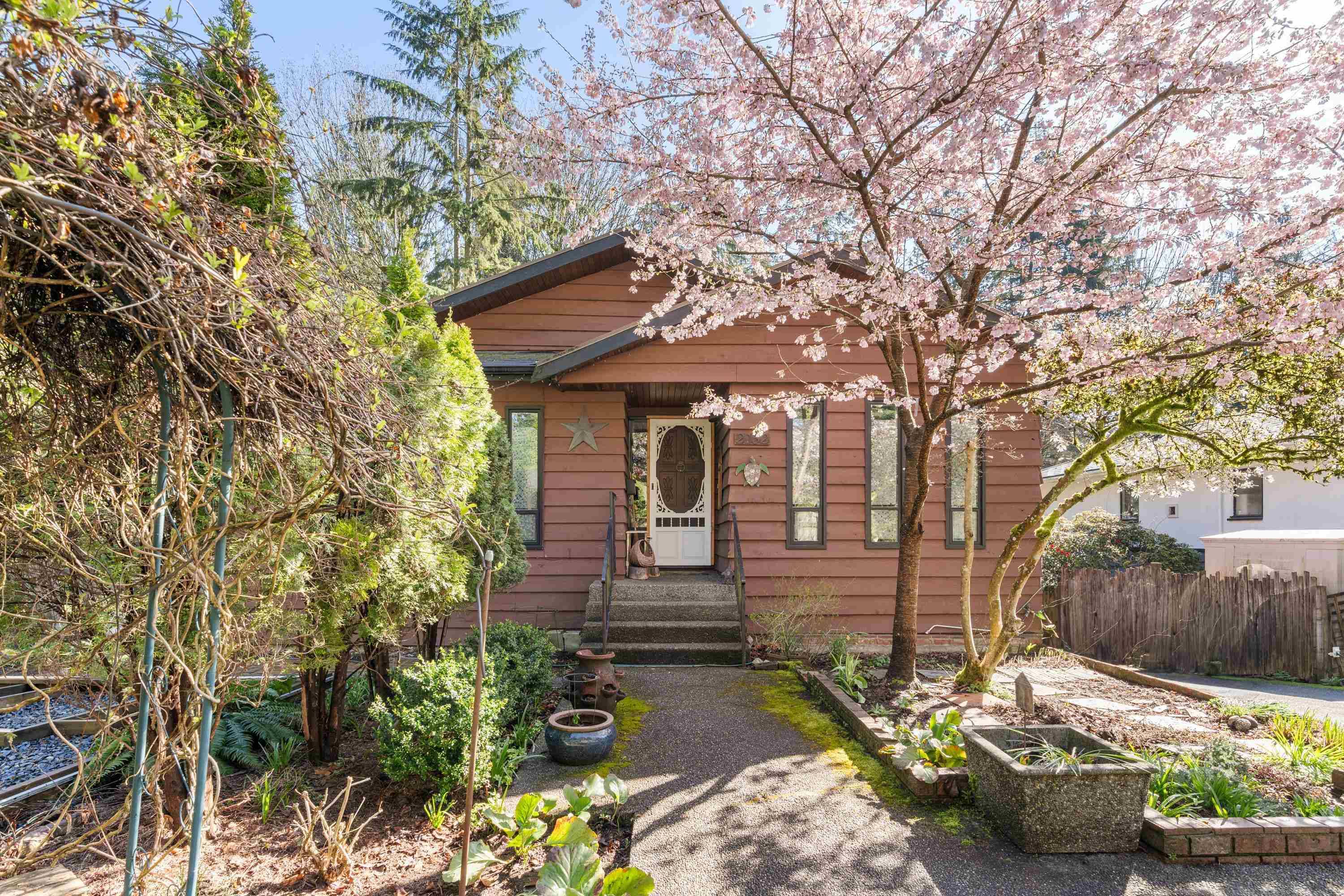 North Vancouver, BC V7P 2M7,2152 Mackay AVE