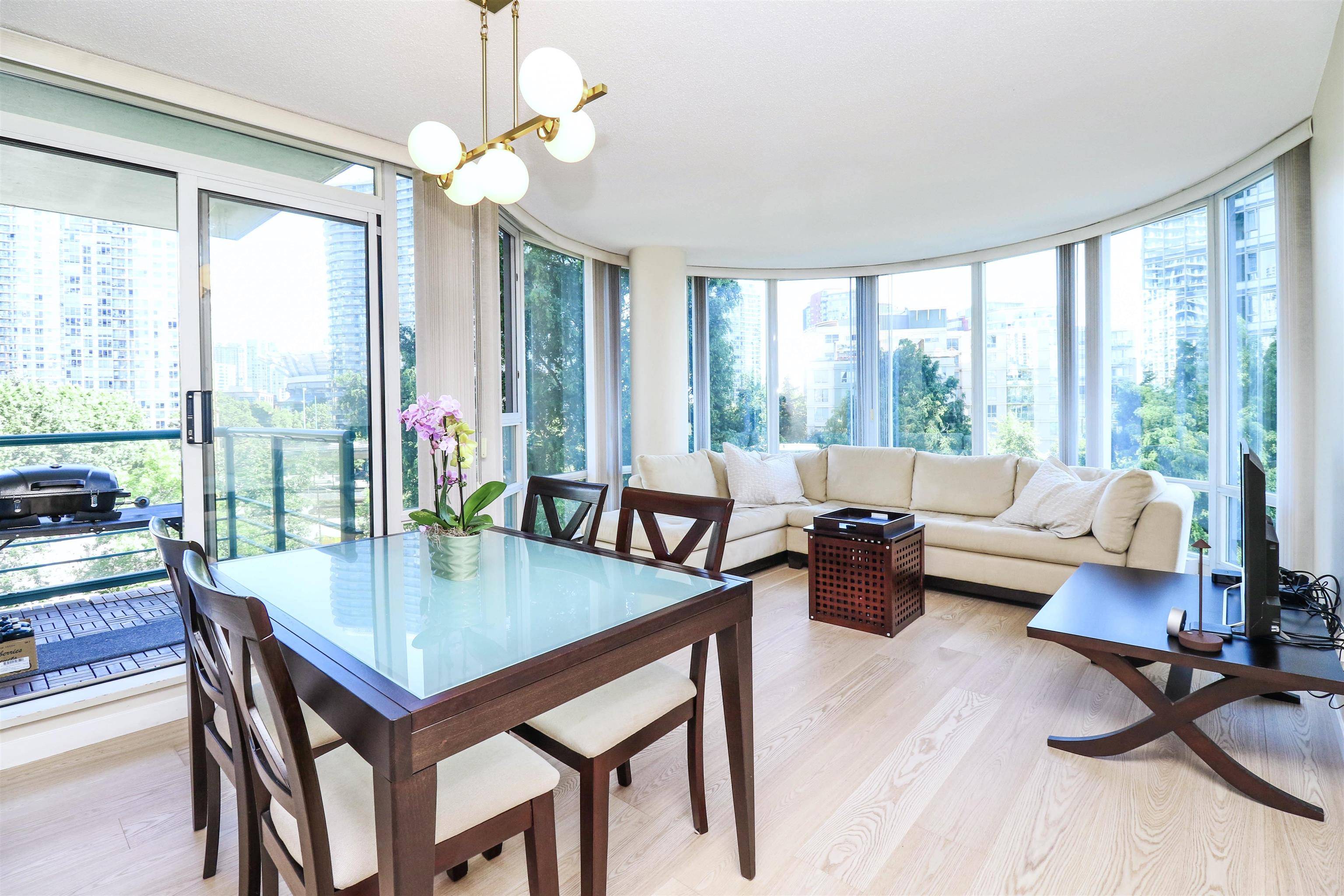 Vancouver, BC V6Z 3A4,1067 Marinaside CRES #707
