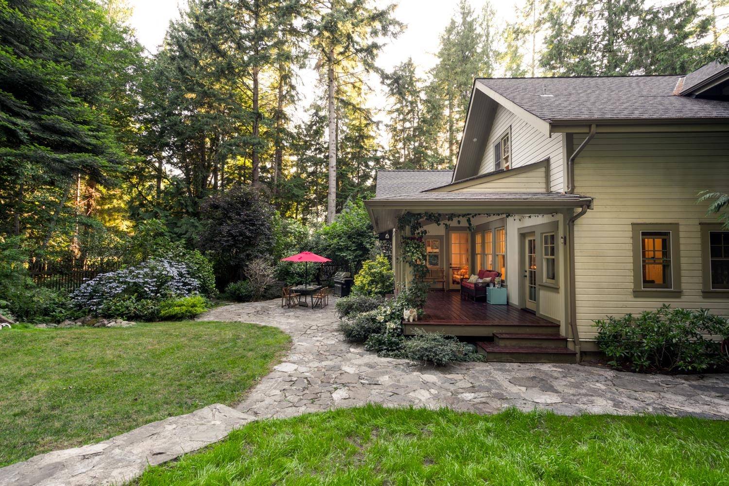 Bowen Island, BC V0N 1G2,1751 Frances WALK