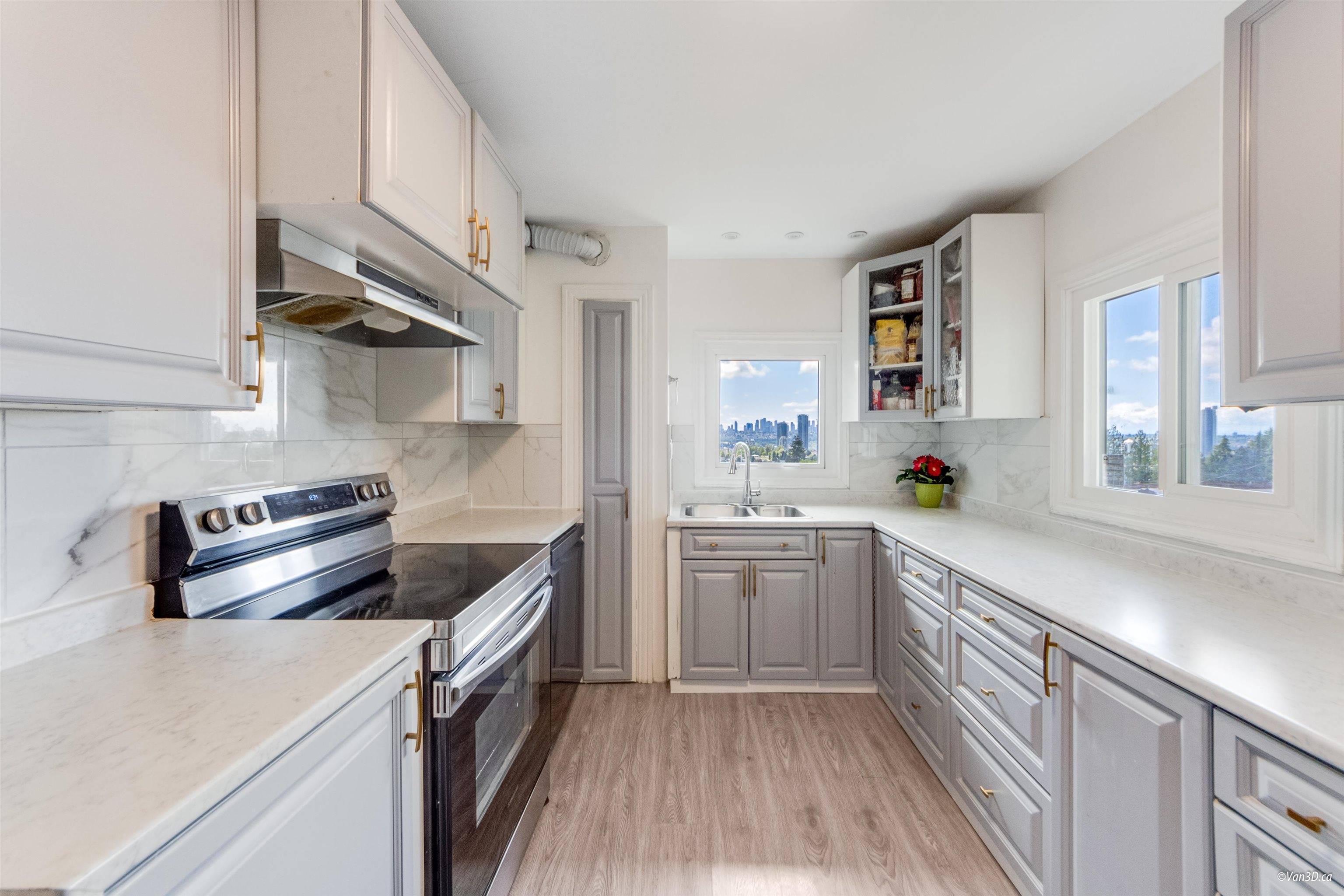 Burnaby, BC V5B 1N3,5252 Empire DR