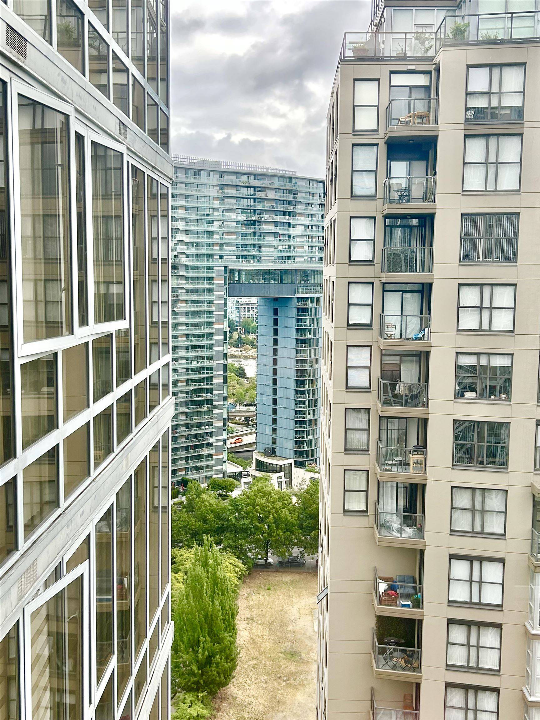 Vancouver, BC V6B 5X5,950 Cambie ST #2103