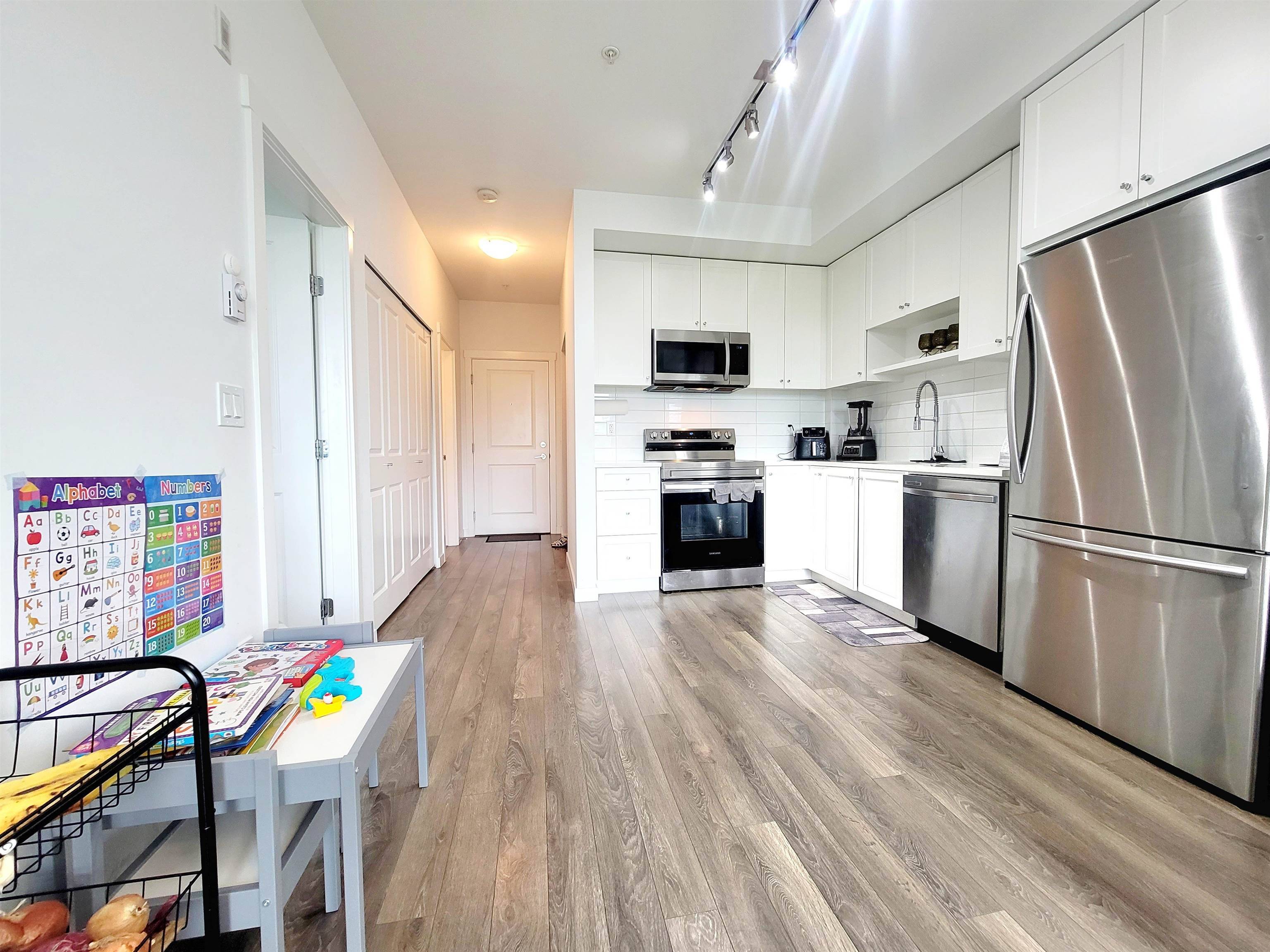 Surrey, BC V3W 3N7,13623 81a AVE #502