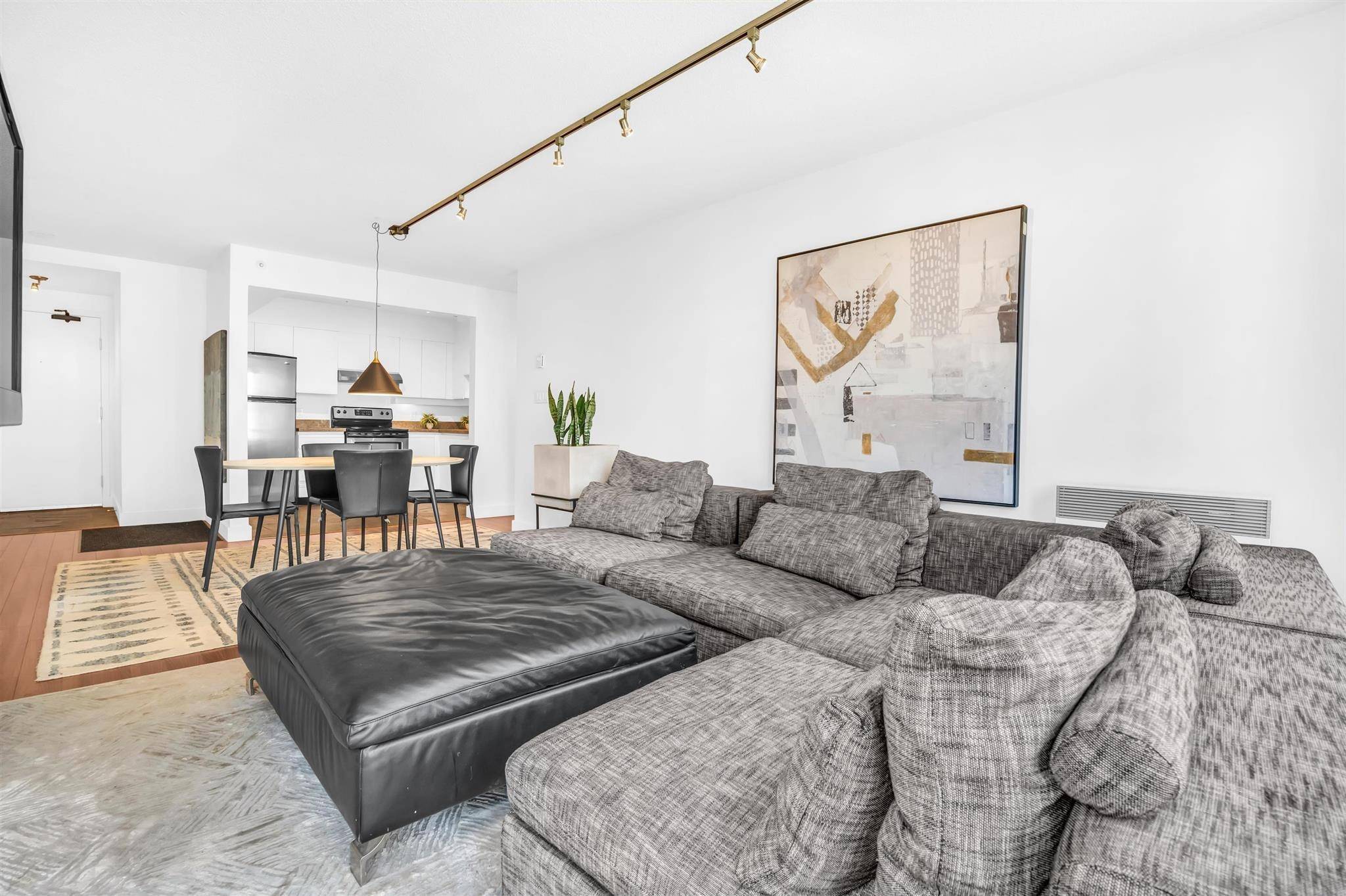 Vancouver, BC V6B 5X5,950 Cambie ST #807