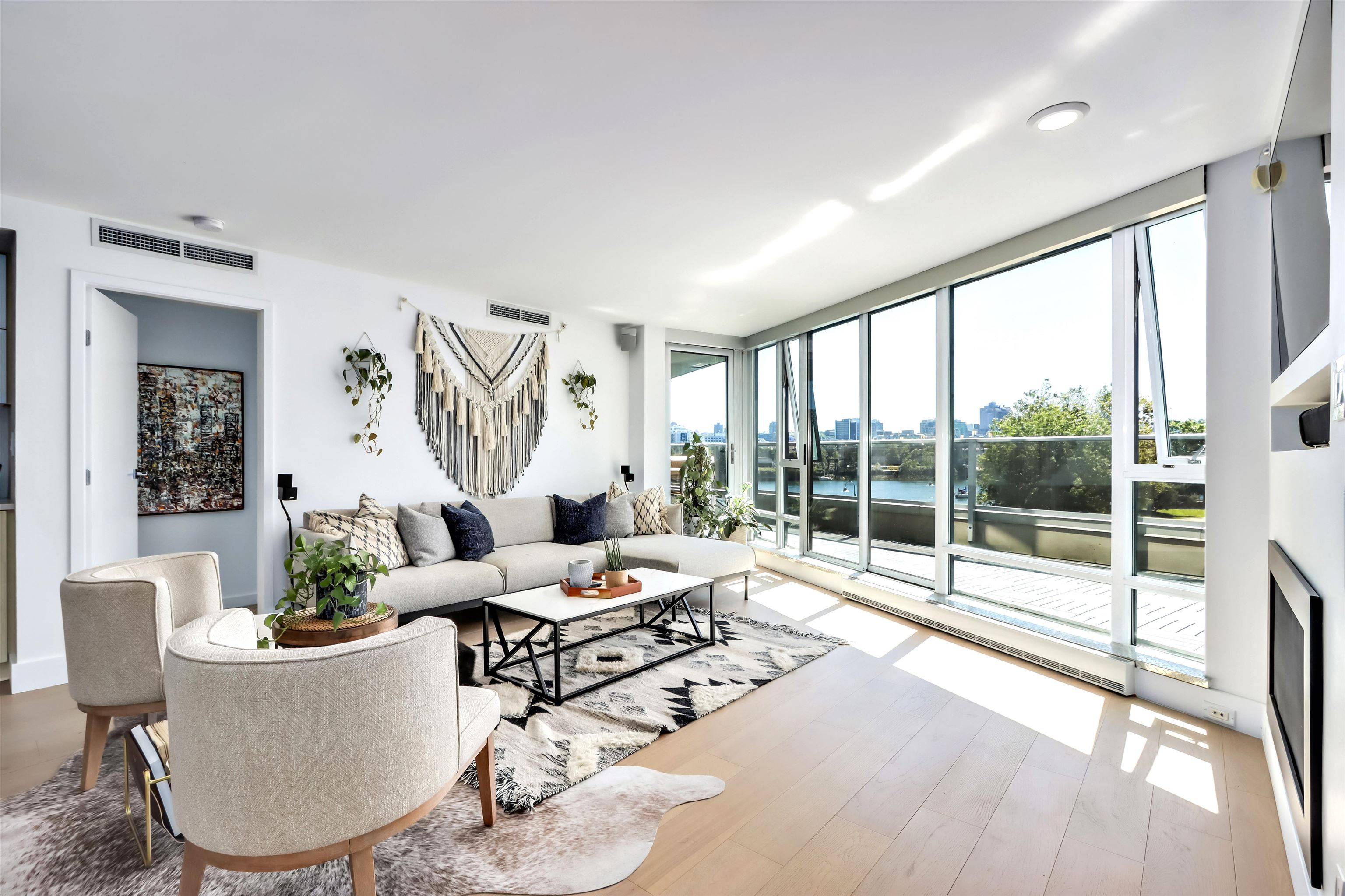 Vancouver, BC V6B 0A5,8 Smithe Mews #303