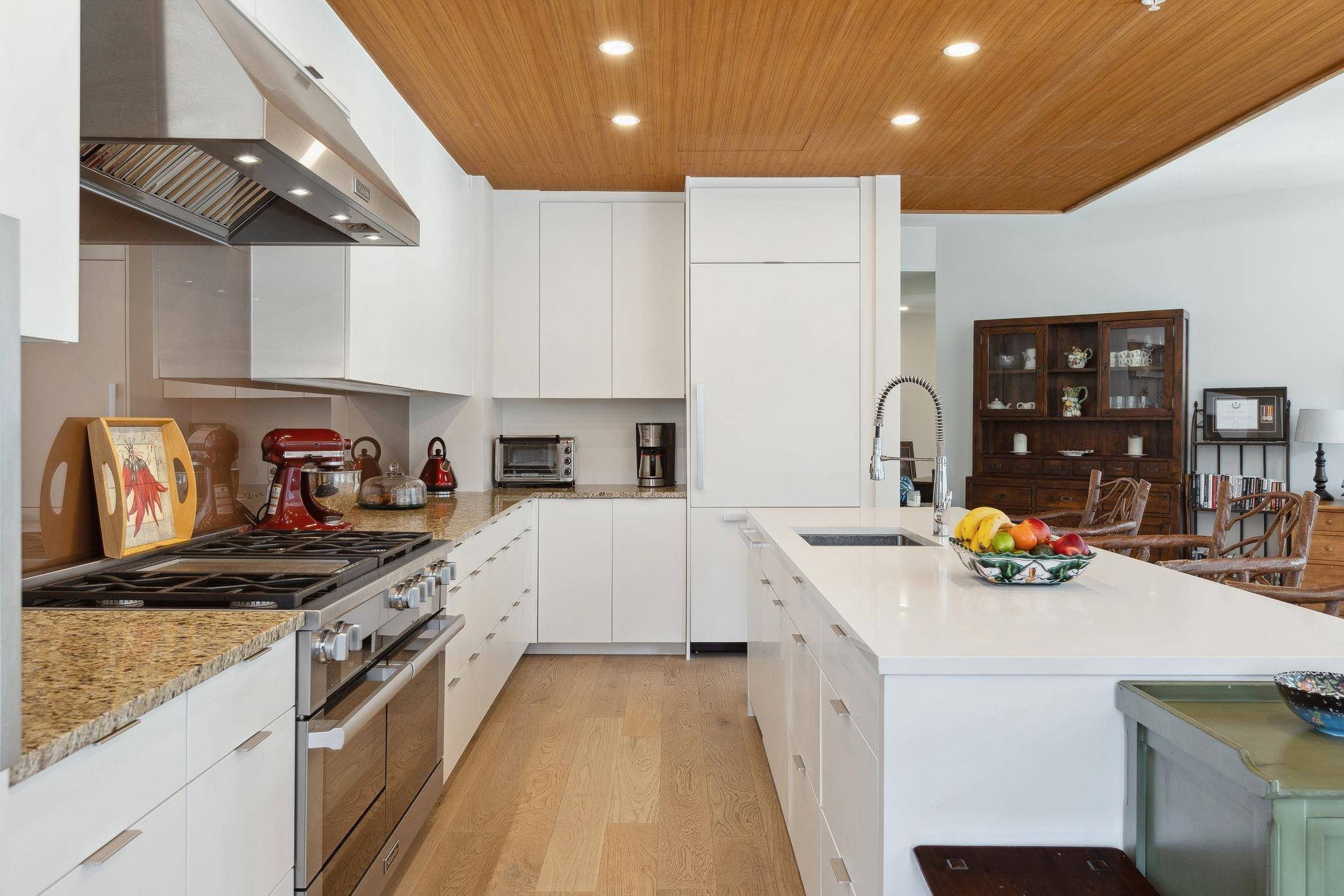 West Vancouver, BC V7W 2B2,6687 Nelson AVE #703