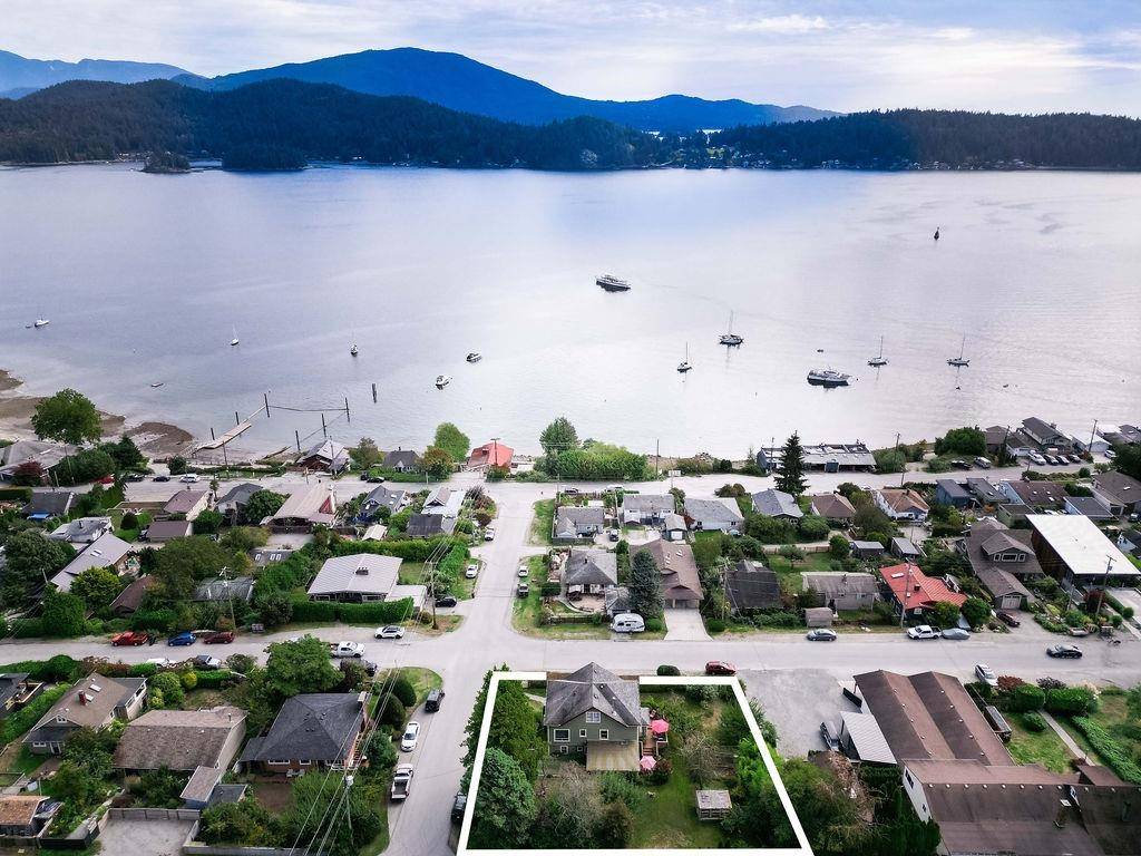 Gibsons, BC V0N 1V9,589 Seaview RD