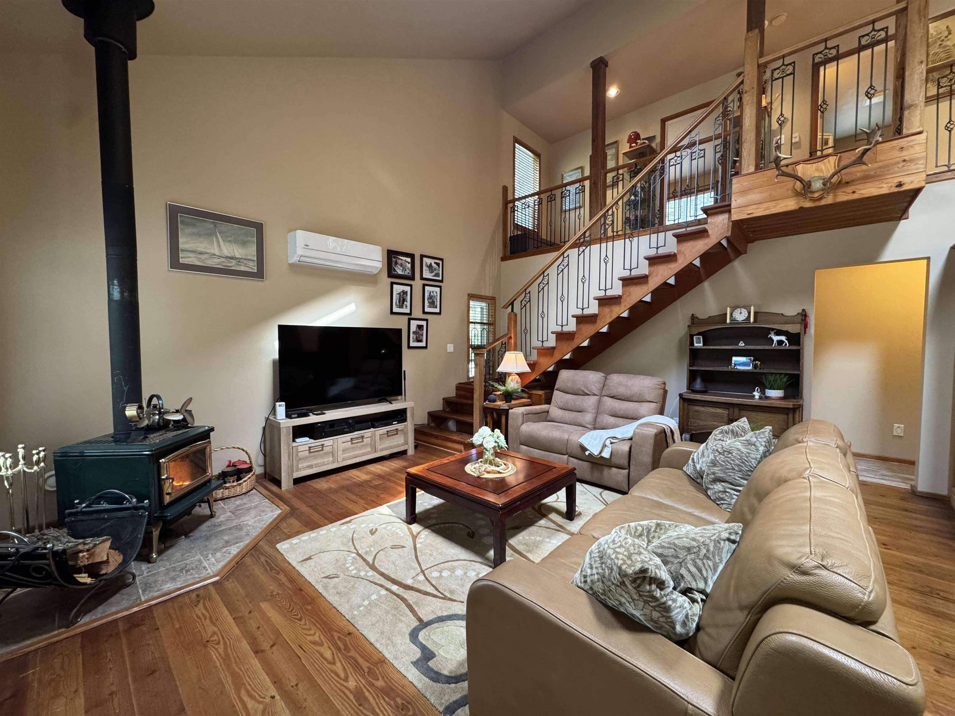 Mayne Island, BC V0N 2J1,714 Charter RD