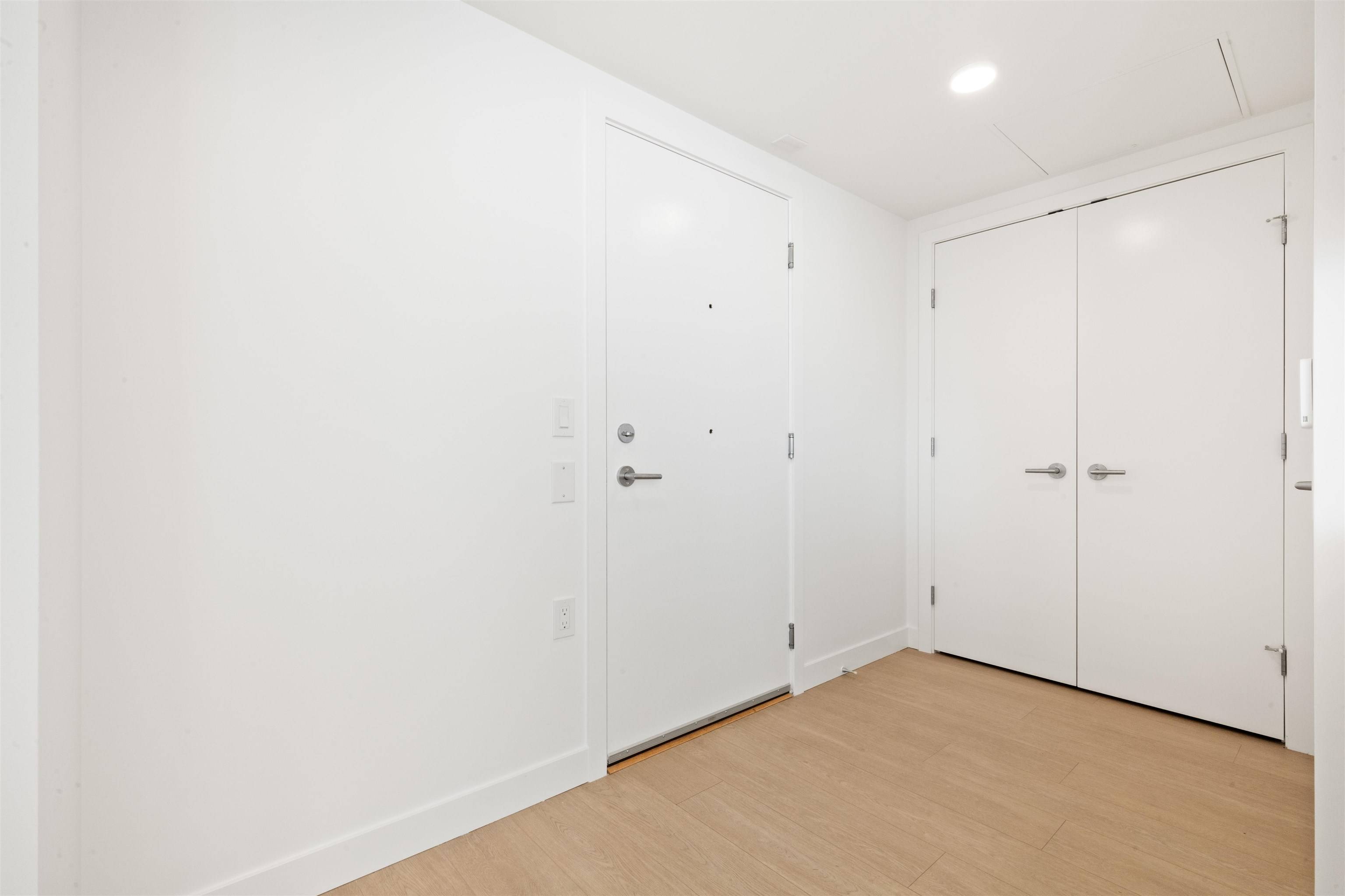 Burnaby, BC V3N 0J4,7683 Park CRES #404