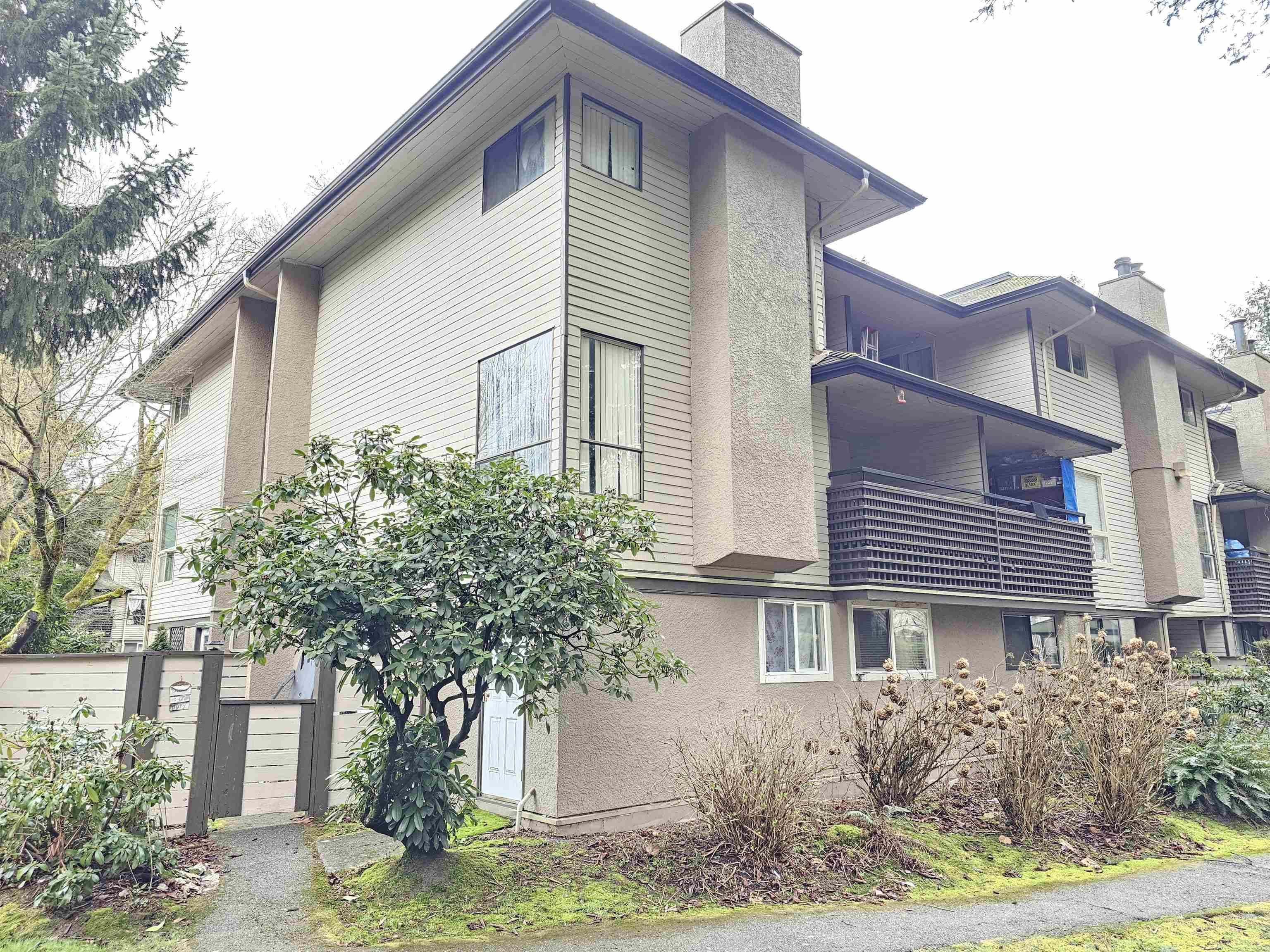 Surrey, BC V3R 6X8,10539 Holly Park LN