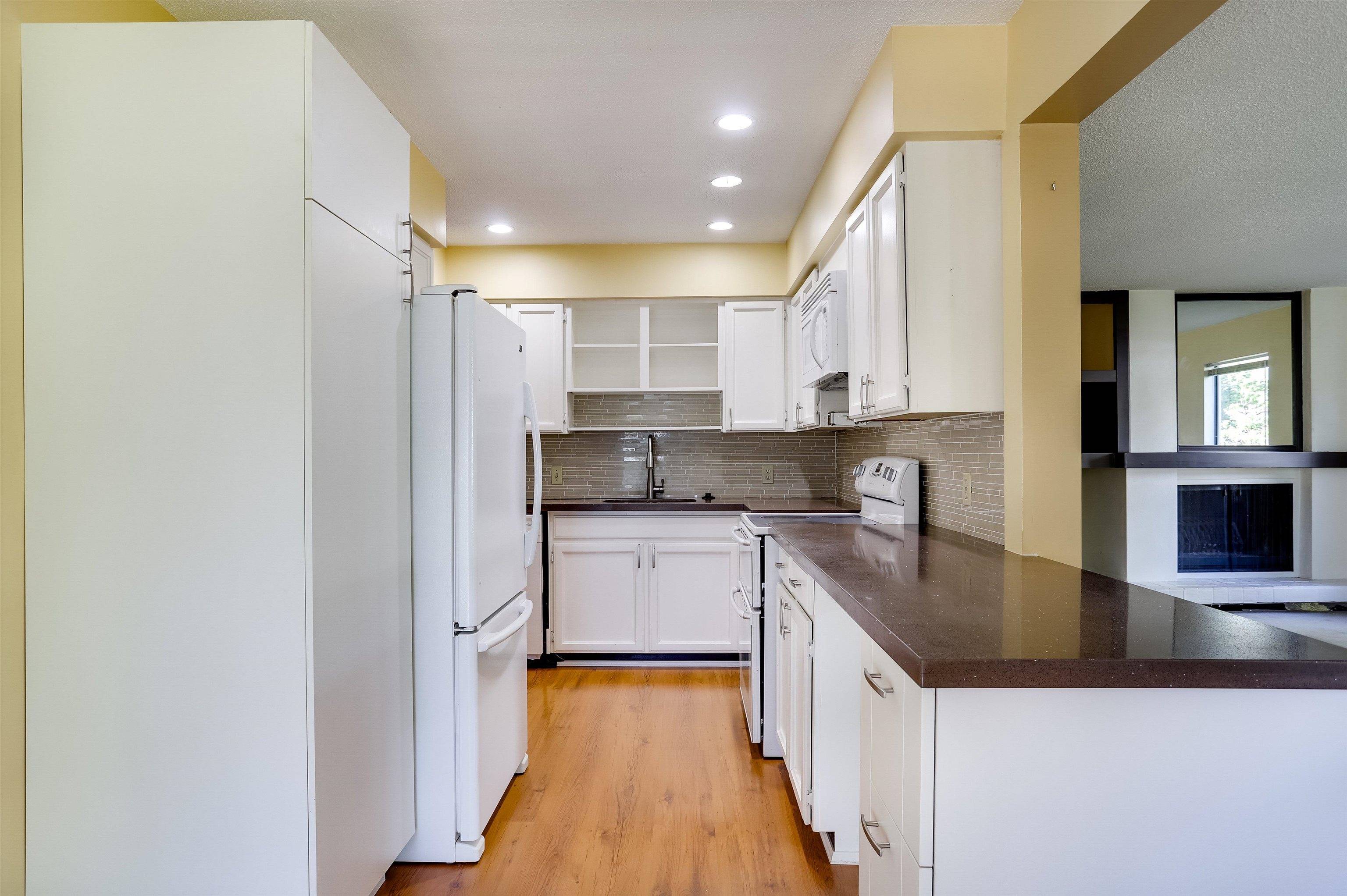 White Rock, BC V4B 3Y2,1389 Winter ST #201