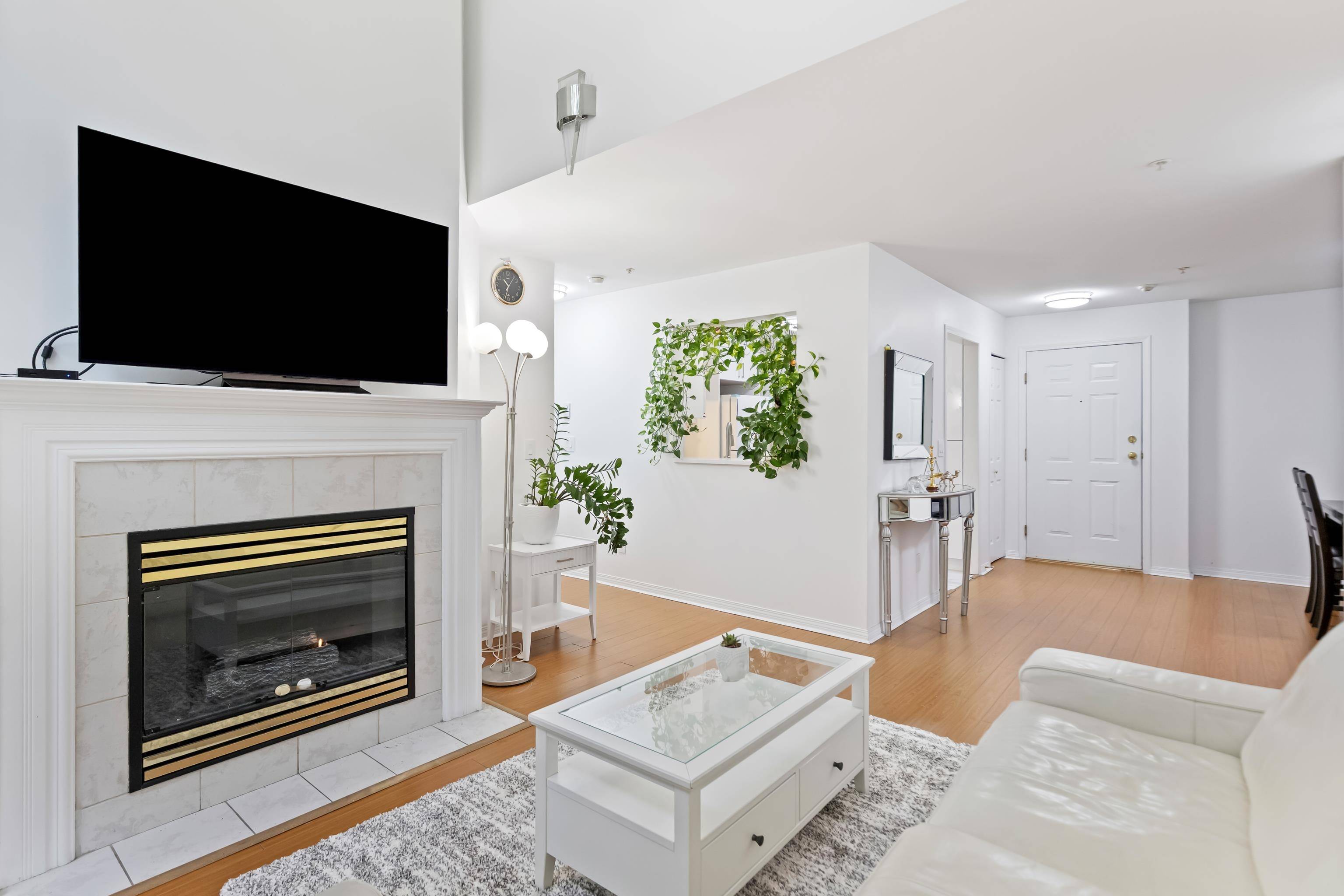 Surrey, BC V3W 1B9,12125 75a AVE #404