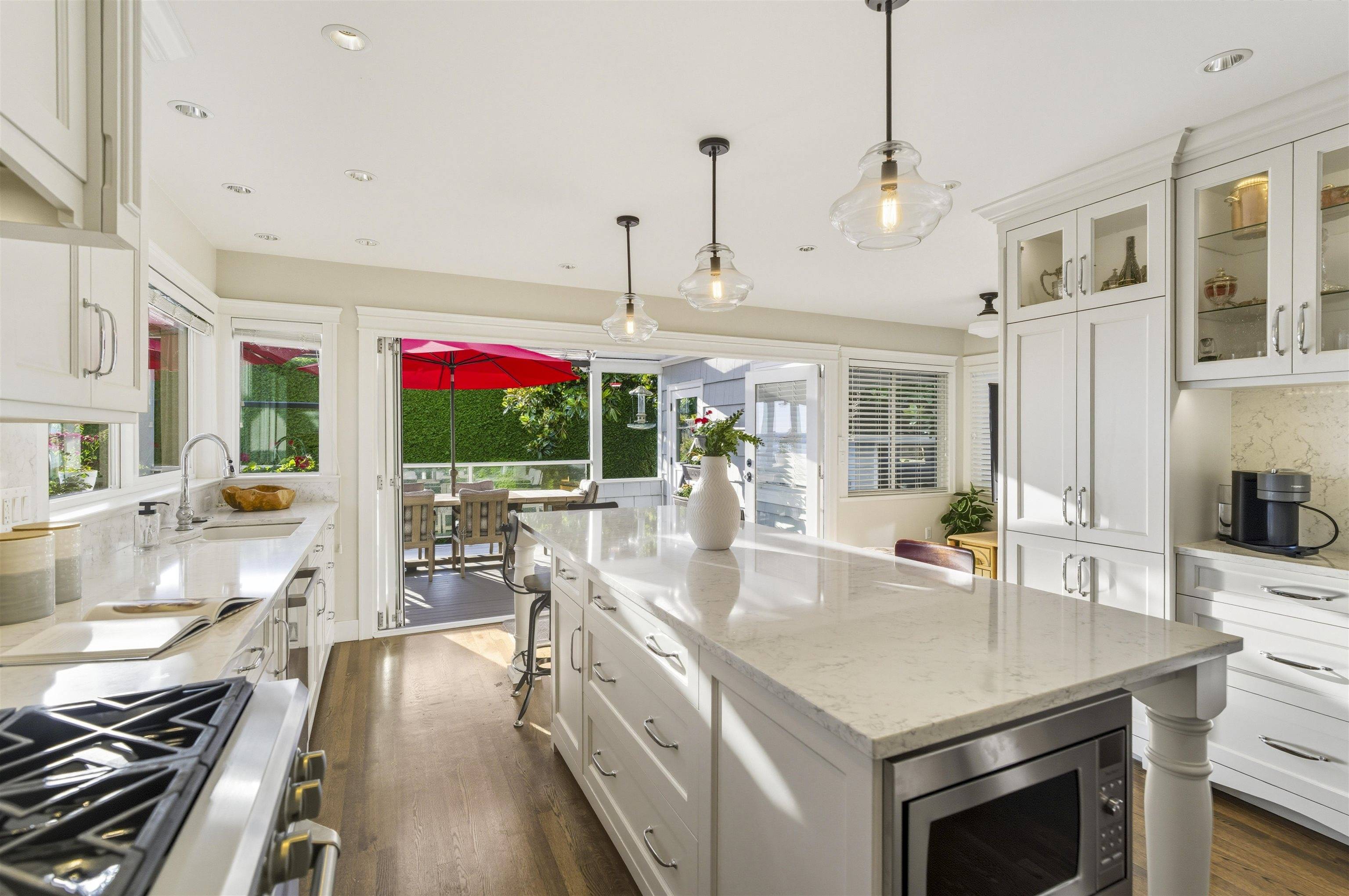 West Vancouver, BC V7V 4E2,1631 22nd ST