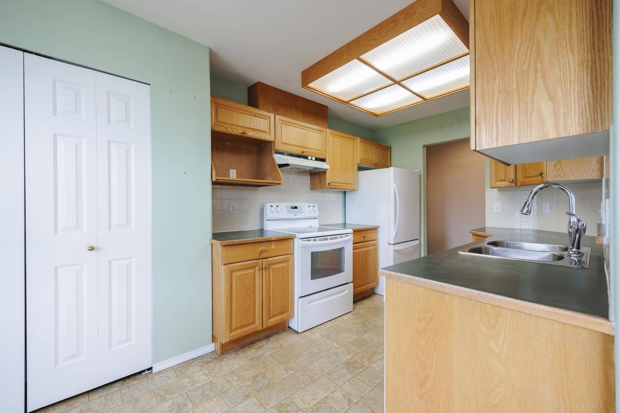 Langley, BC V1M 2L1,20381 96 AVE #305