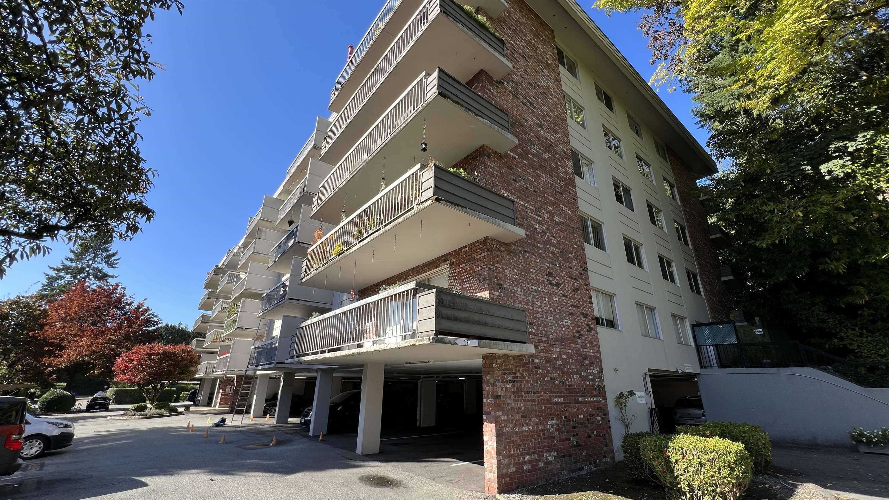 West Vancouver, BC V7T 1L5,235 Keith RD #1218