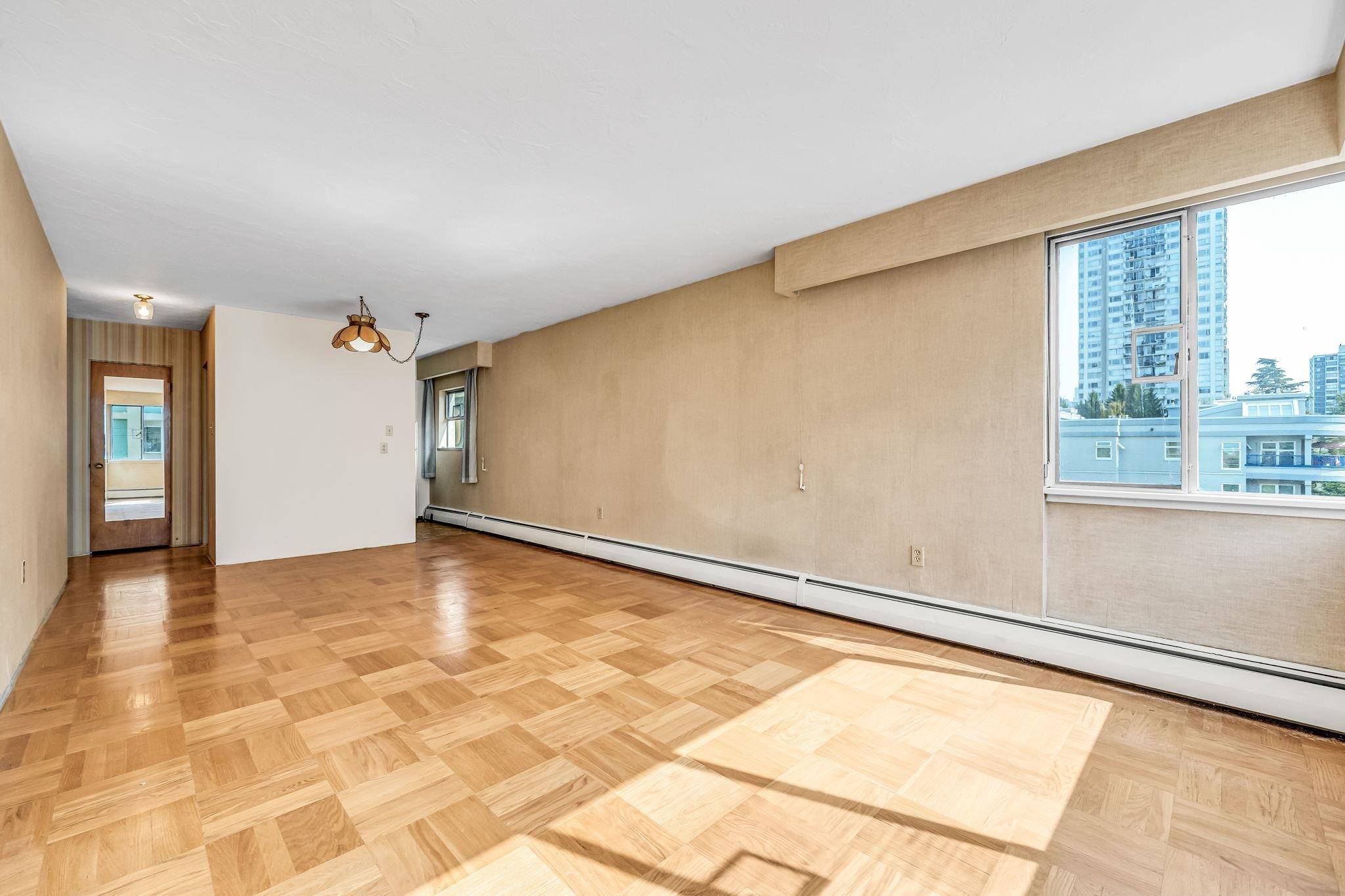 Vancouver, BC V6G 2R8,1050 Chilco ST #301