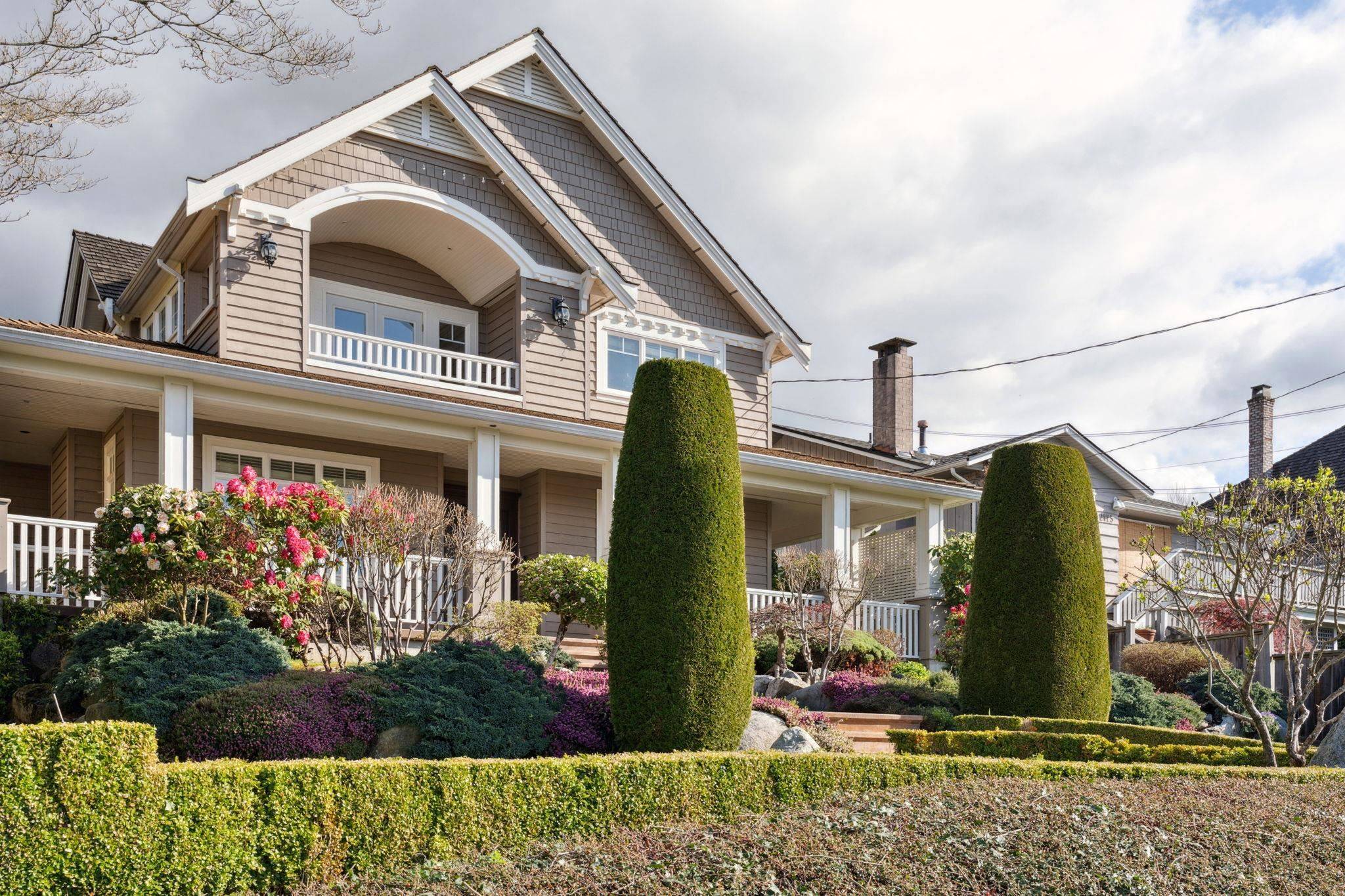 West Vancouver, BC V7V 2E1,2185 Lawson AVE