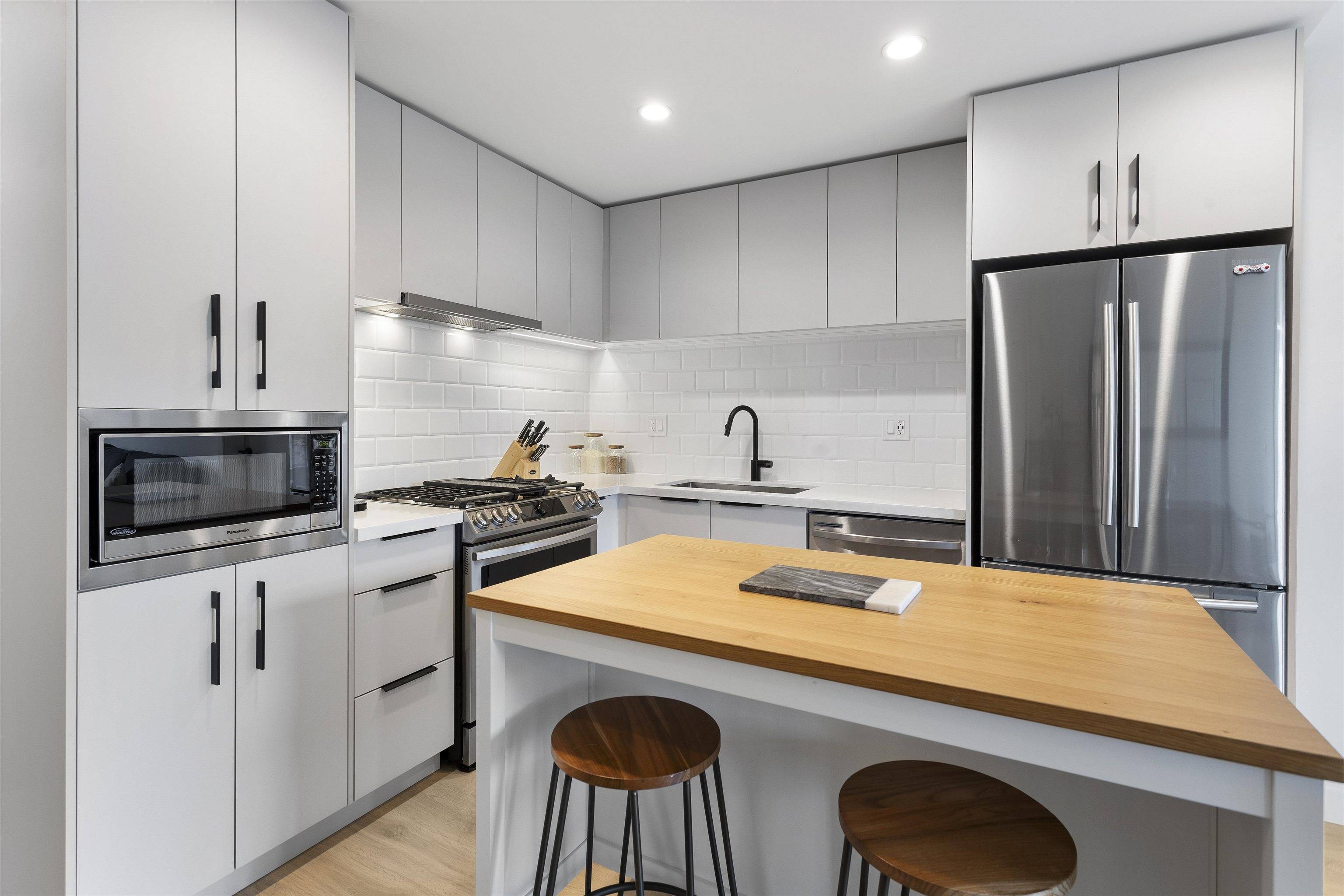 Port Moody, BC V3H 0L4,3018 St George ST #301