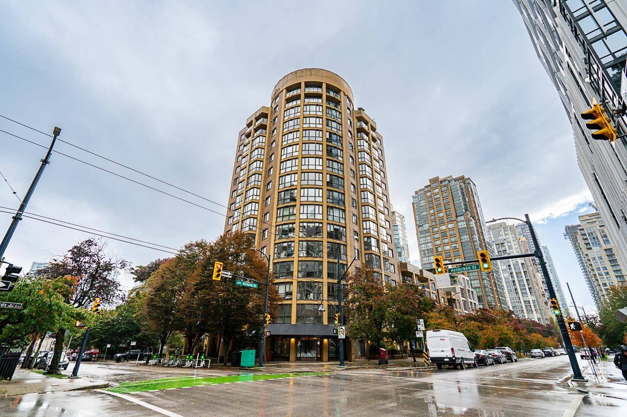 Vancouver, BC V6B 6E4,488 Helmcken ST #807