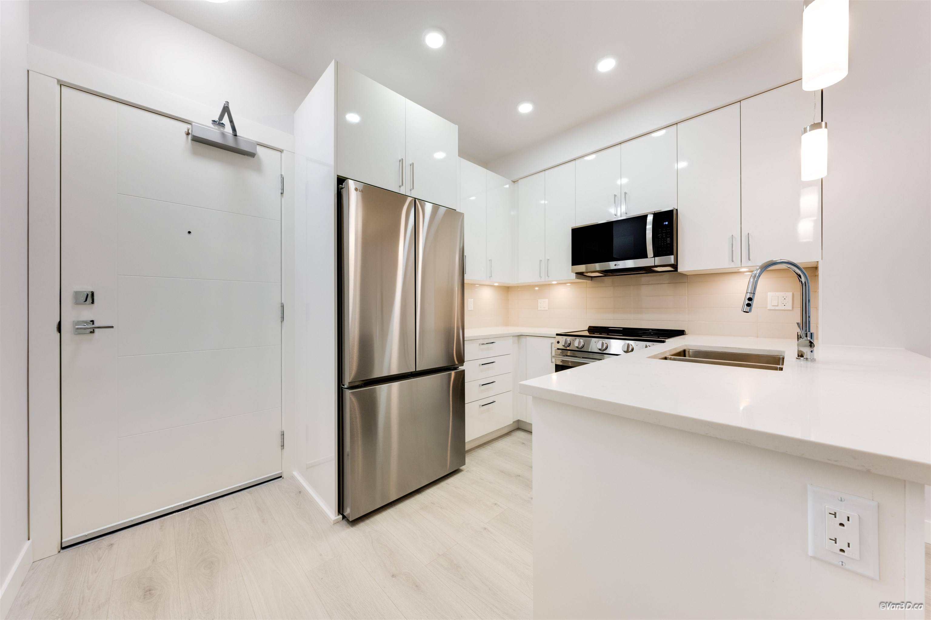 Abbotsford, BC V2S 2P3,33886 Pine ST #213