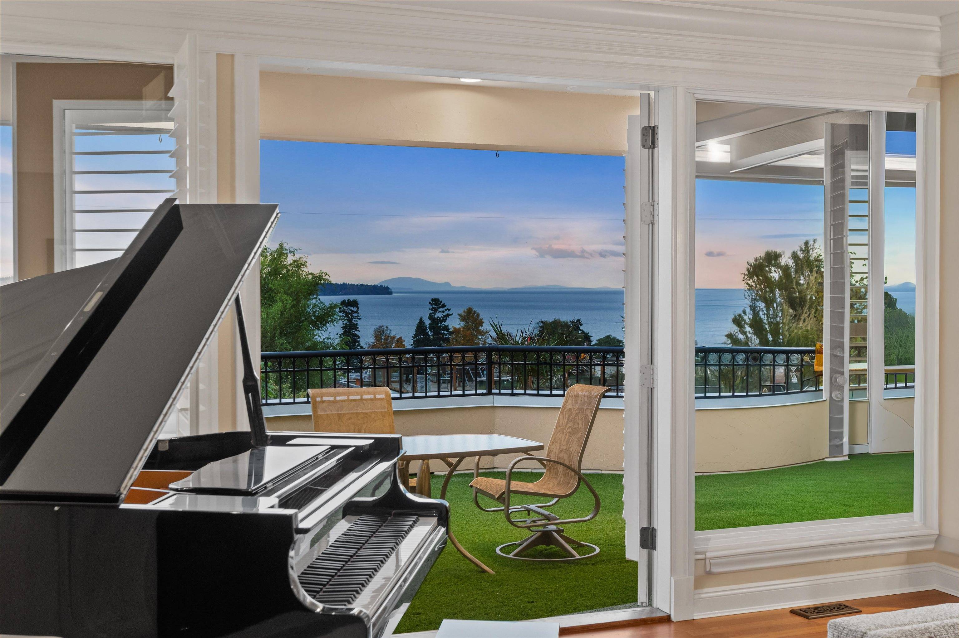 White Rock, BC V4B 1S5,15781 Pacific AVE