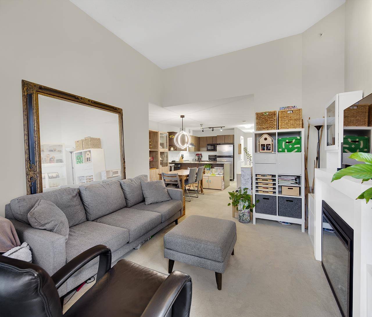 Burnaby, BC V5C 0G2,4728 Brentwood DR #406