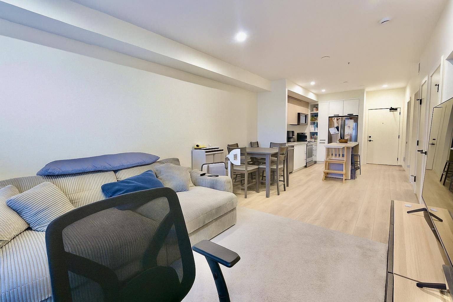 Surrey, BC V4P 0H7,2635 King George BLVD #126