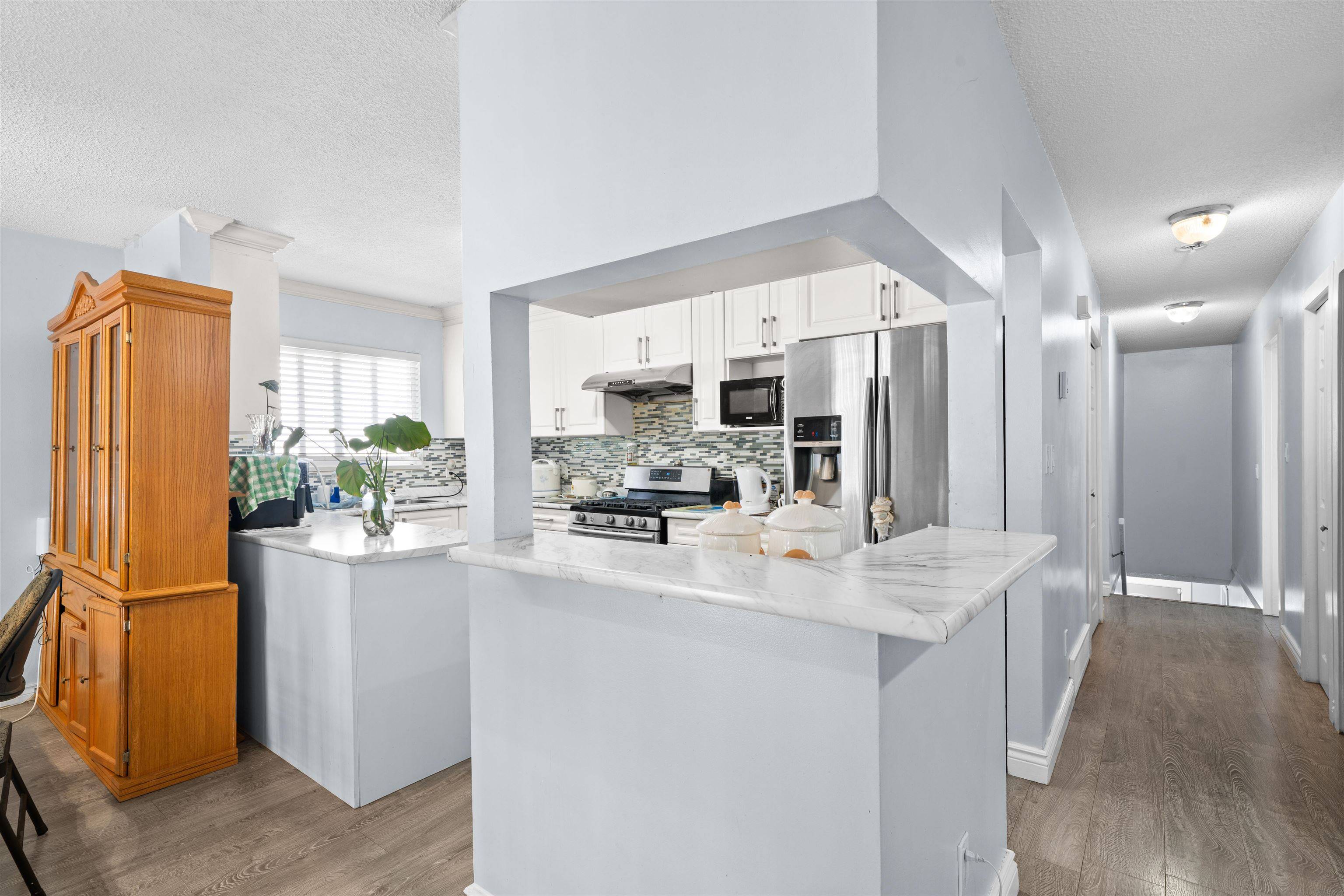 Surrey, BC V3R 2G4,13687 112 AVE