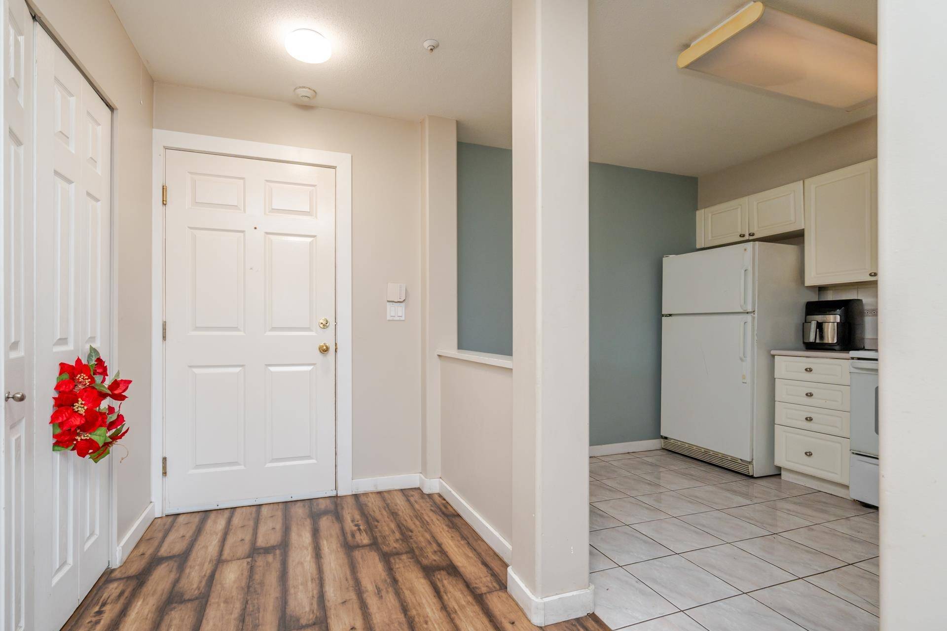 Surrey, BC V4A 1W9,15241 18 AVE #306