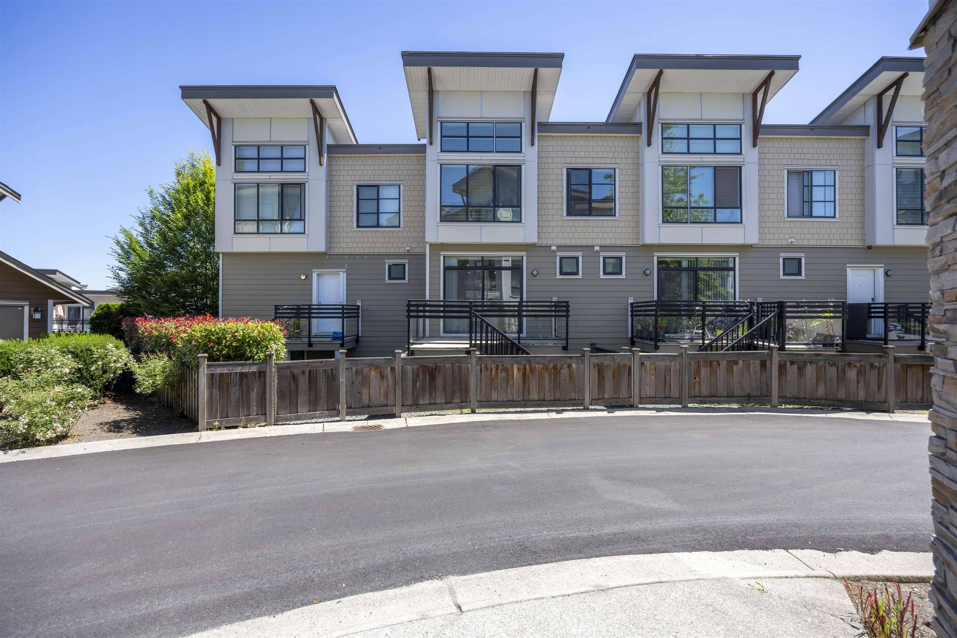 Surrey, BC V4N 6N3,9989 E Barnston DR #11