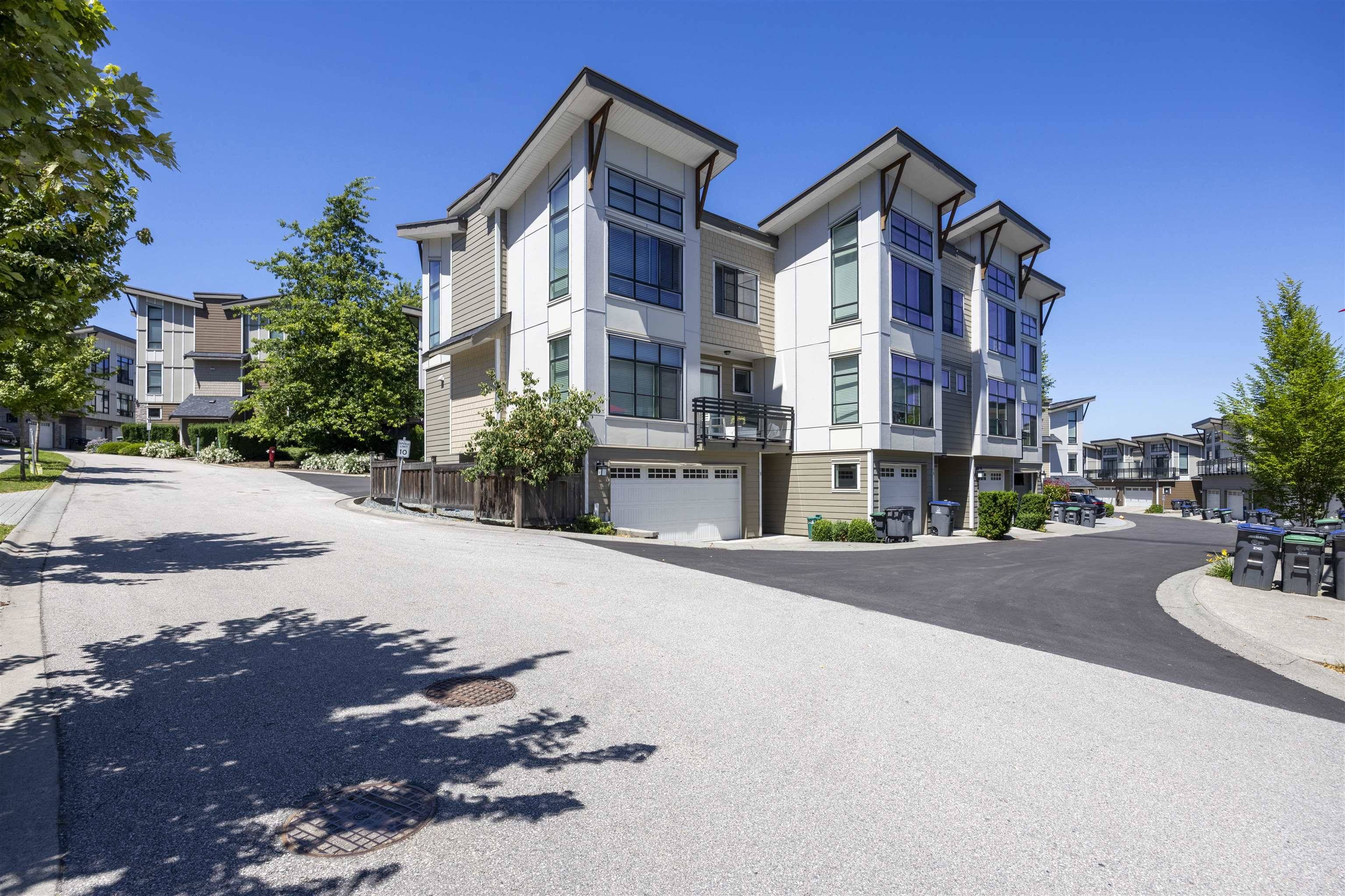 Surrey, BC V4N 6N3,9989 E Barnston DR #11