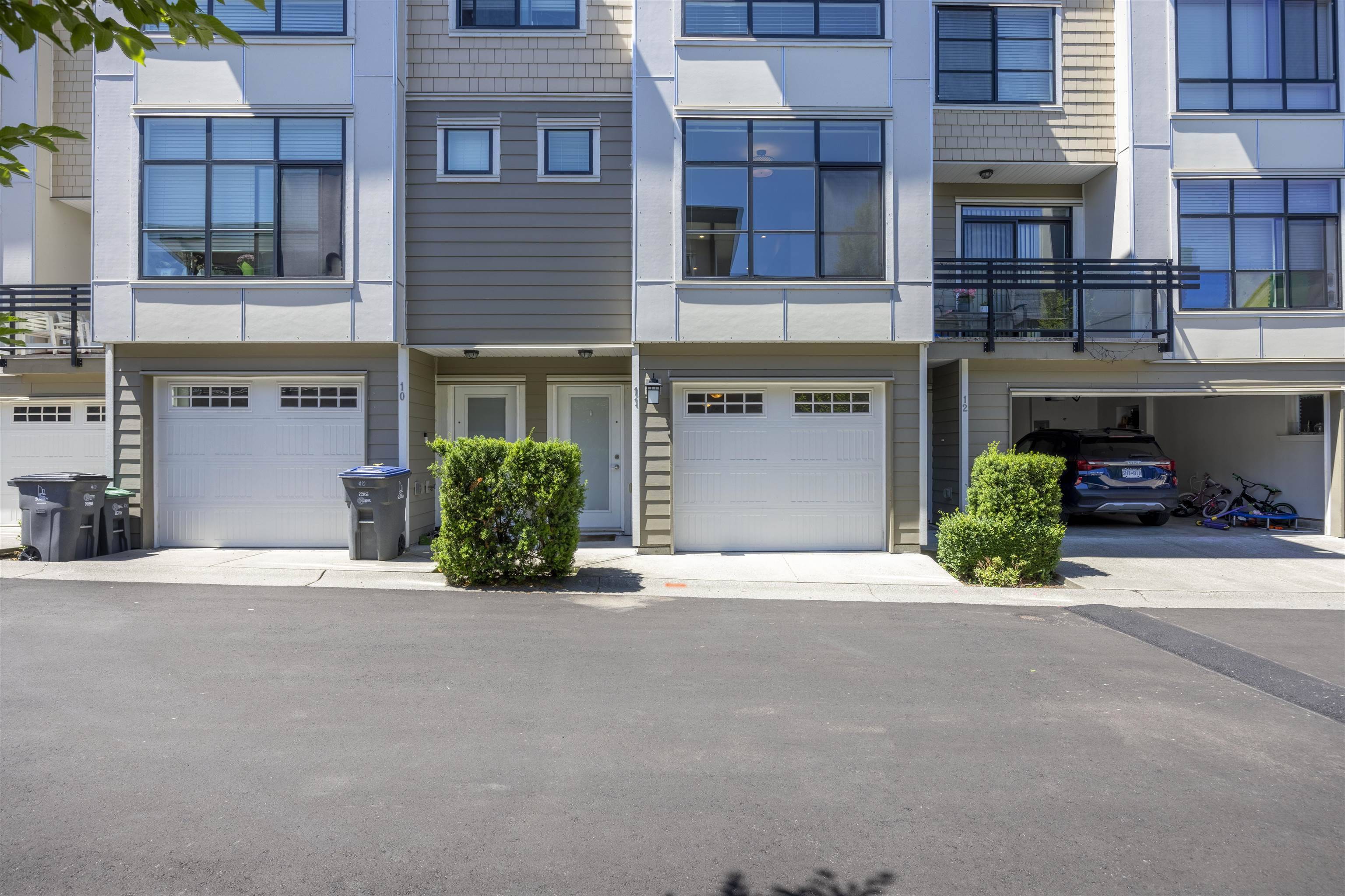 Surrey, BC V4N 6N3,9989 E Barnston DR #11